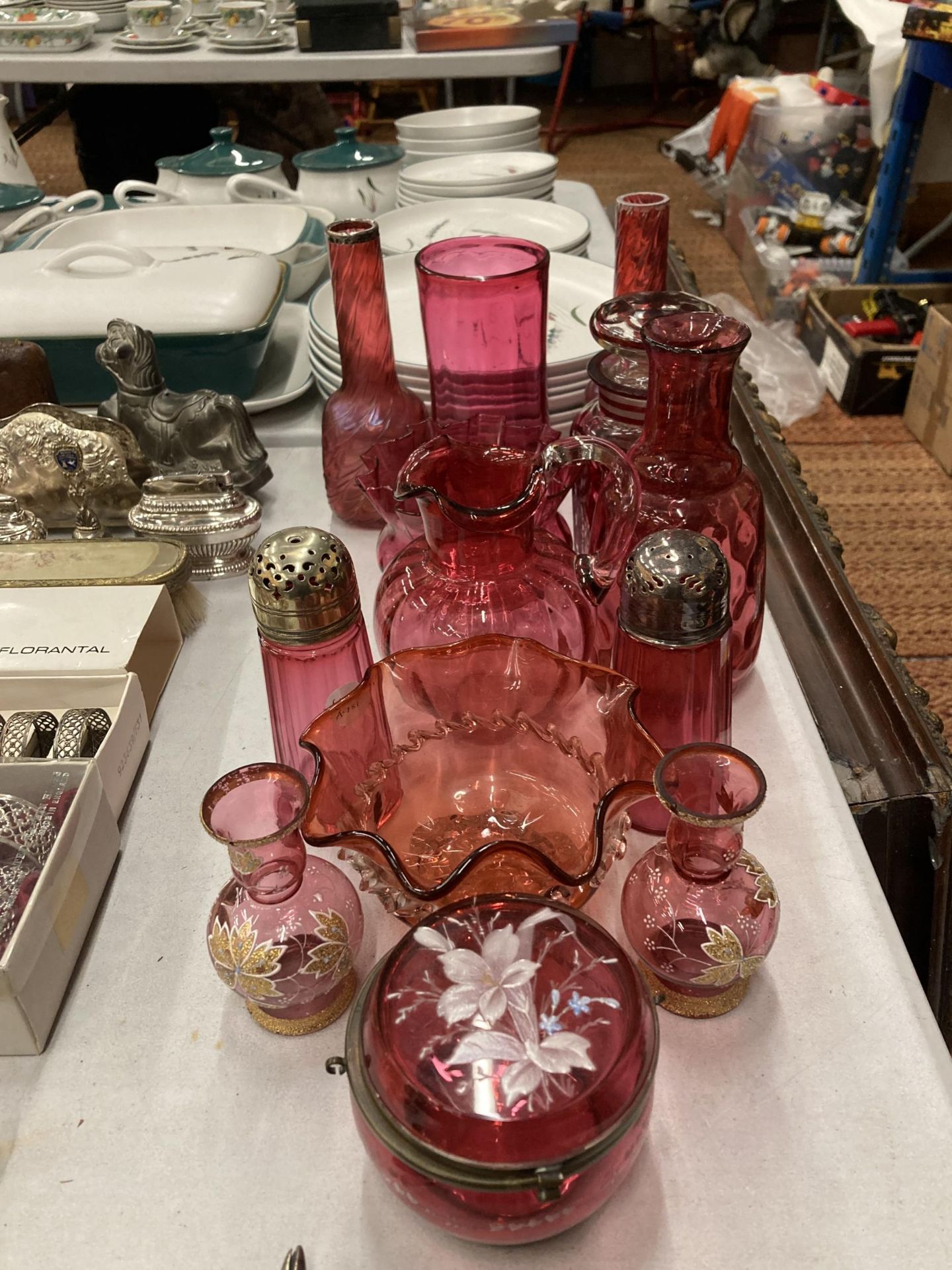 A MIXED GROUP OF VINTAGE CRANBERRY GLASSWARE TO INCLUDE JUGS, VASES ETC