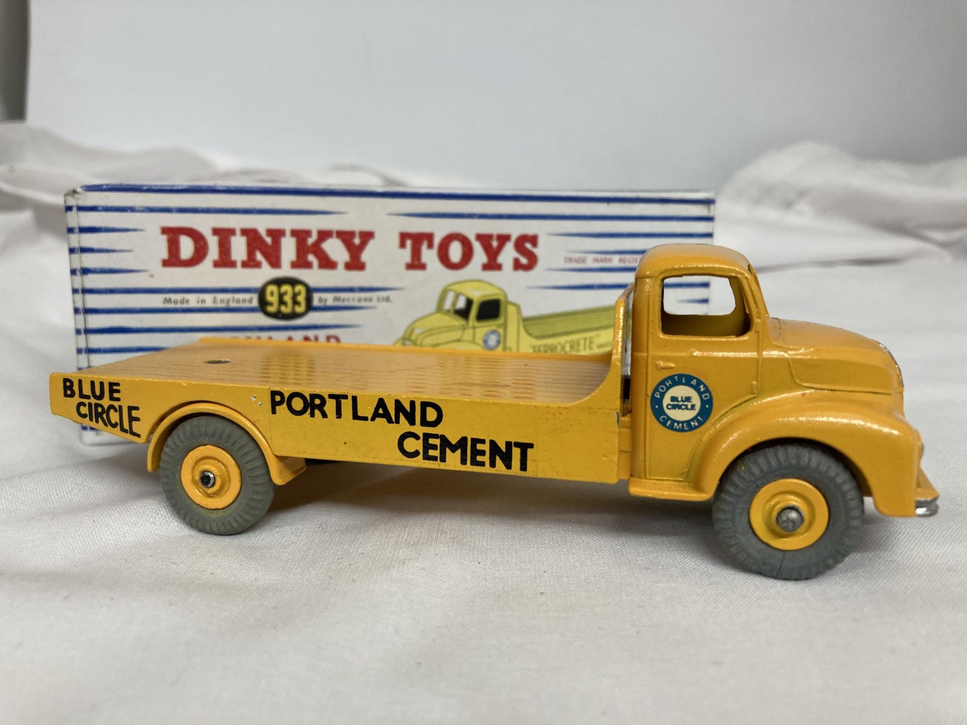 TWO DINKY BOXED MODELS NO. 932 - COMET WAGON AND NO. 933 - A LEYLAND CEMENT WAGON - Image 3 of 3