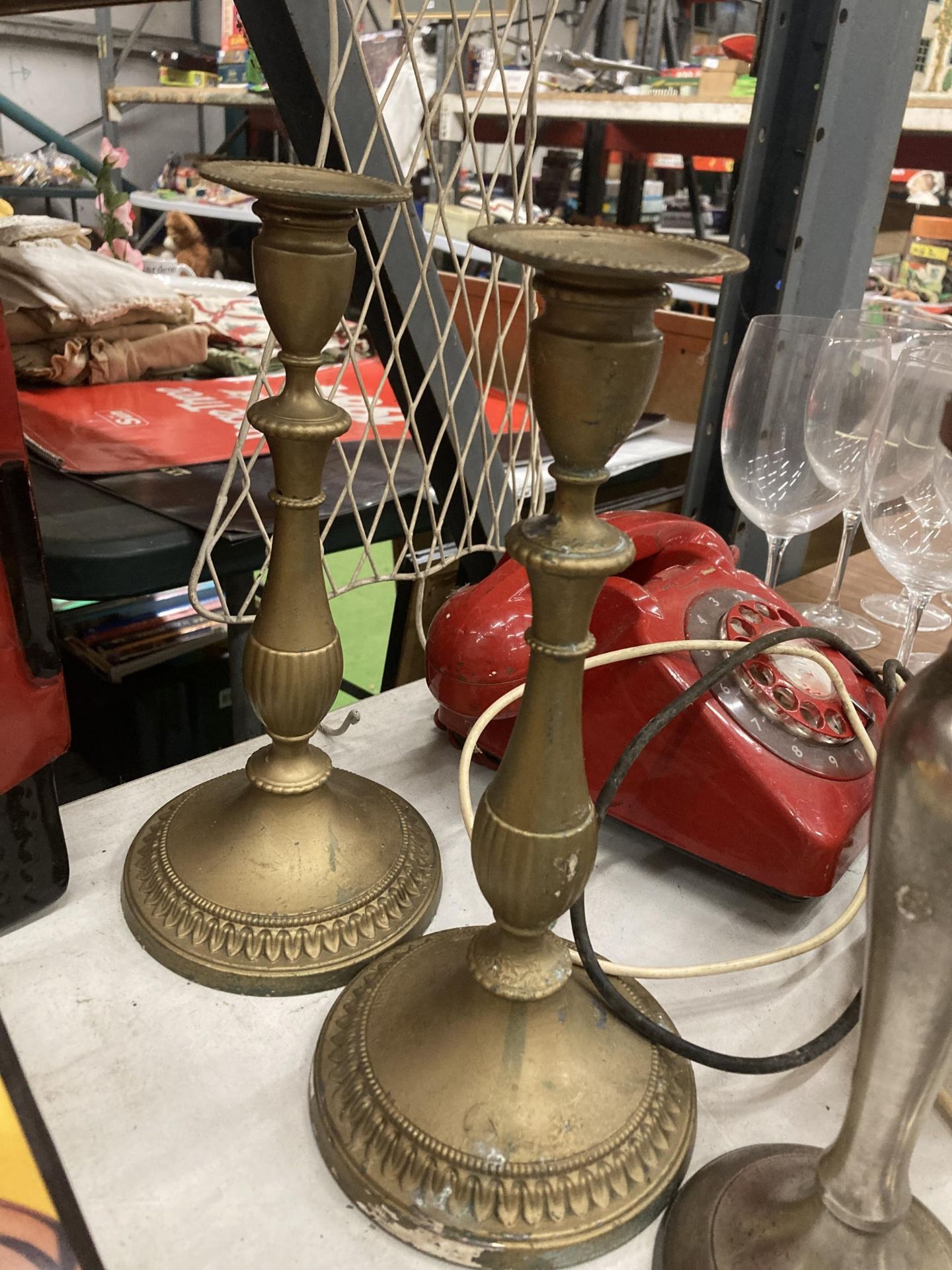 TWO PAIRS OF VINTAGE CANDLESTICKS TO INCLUDE CHROME EFFECT EXAMPLES, PEWTER TANKARD AND FURTHER - Image 2 of 5