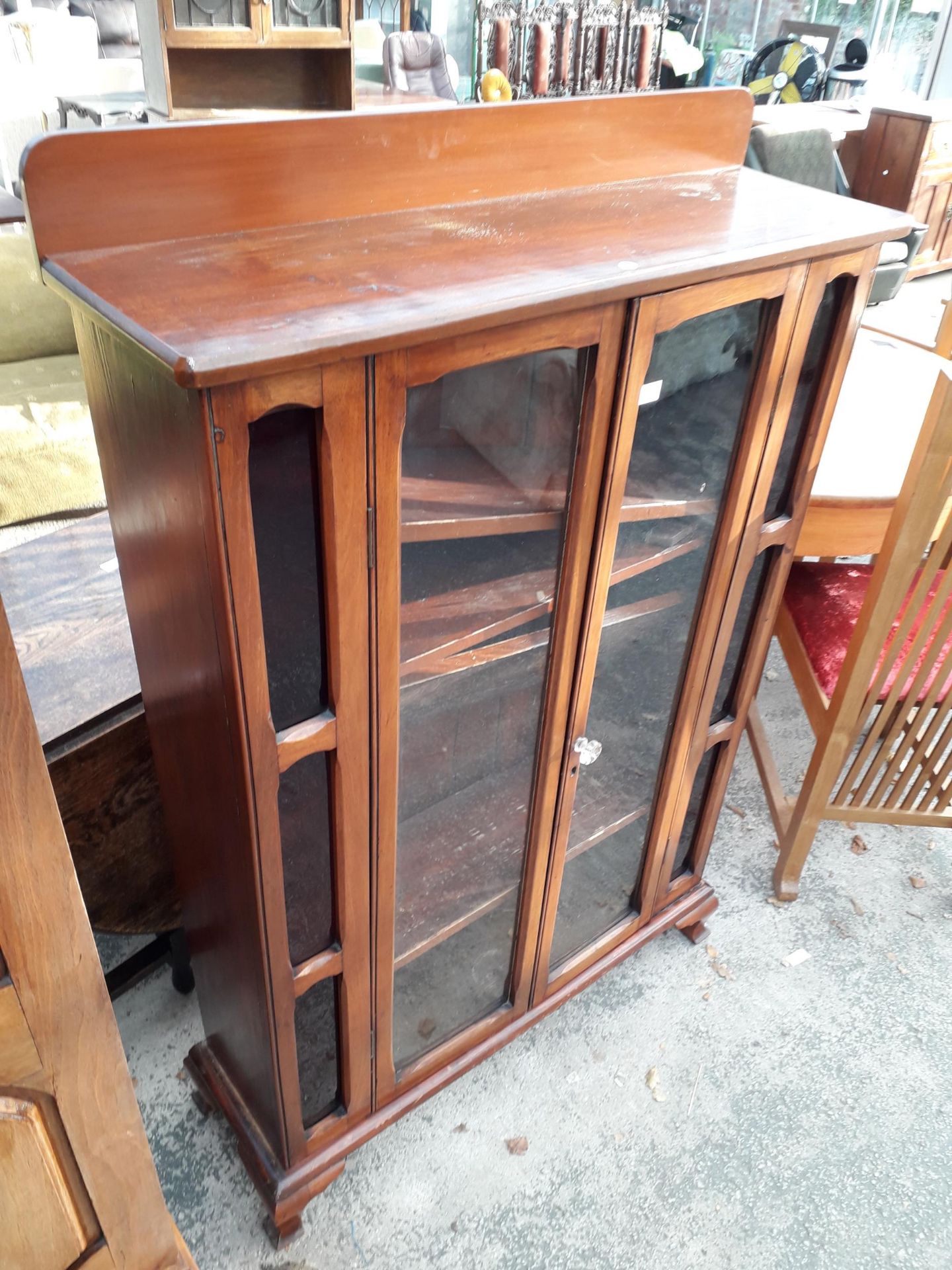 AN EARLY 20TH CENTURY MAHOGANY TWO DOOR DISPLAY CABINET, 38" WIDE - Image 2 of 3