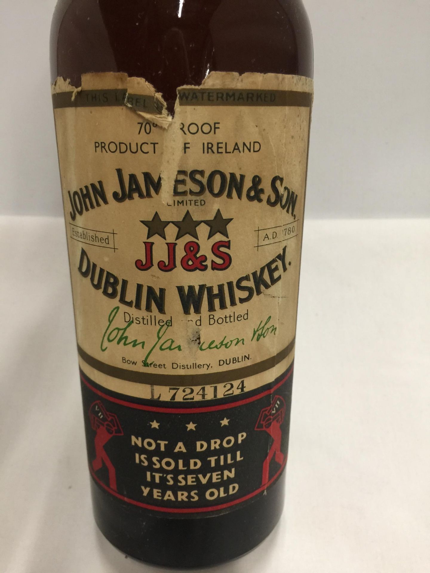 A JOHN JAMESON & SON J J & S DUBLIN WHISKEY 70 PROOF - NOT A DROP IS SOLD TILL IT'S SEVEN YEARS OLD - Bild 2 aus 2