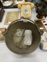 A VINTAGE BRASS JAM PAN AND TONGS