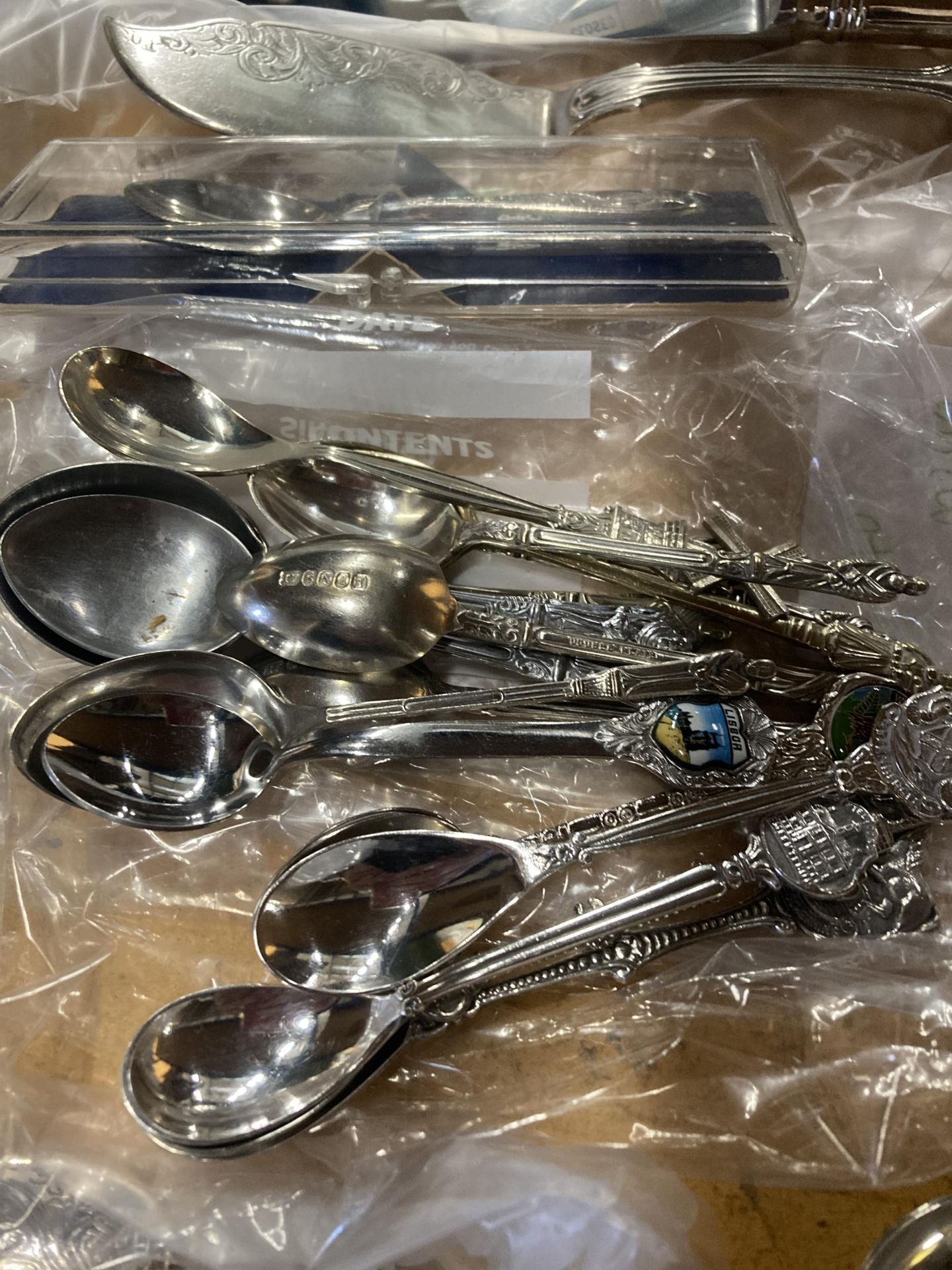 A LARGE COLLECTION OF SILVER PLATED FLATWARE - Image 3 of 4