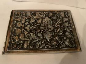 A DECORATIVE MARKED 800 SILVER CIGARETTE CASE