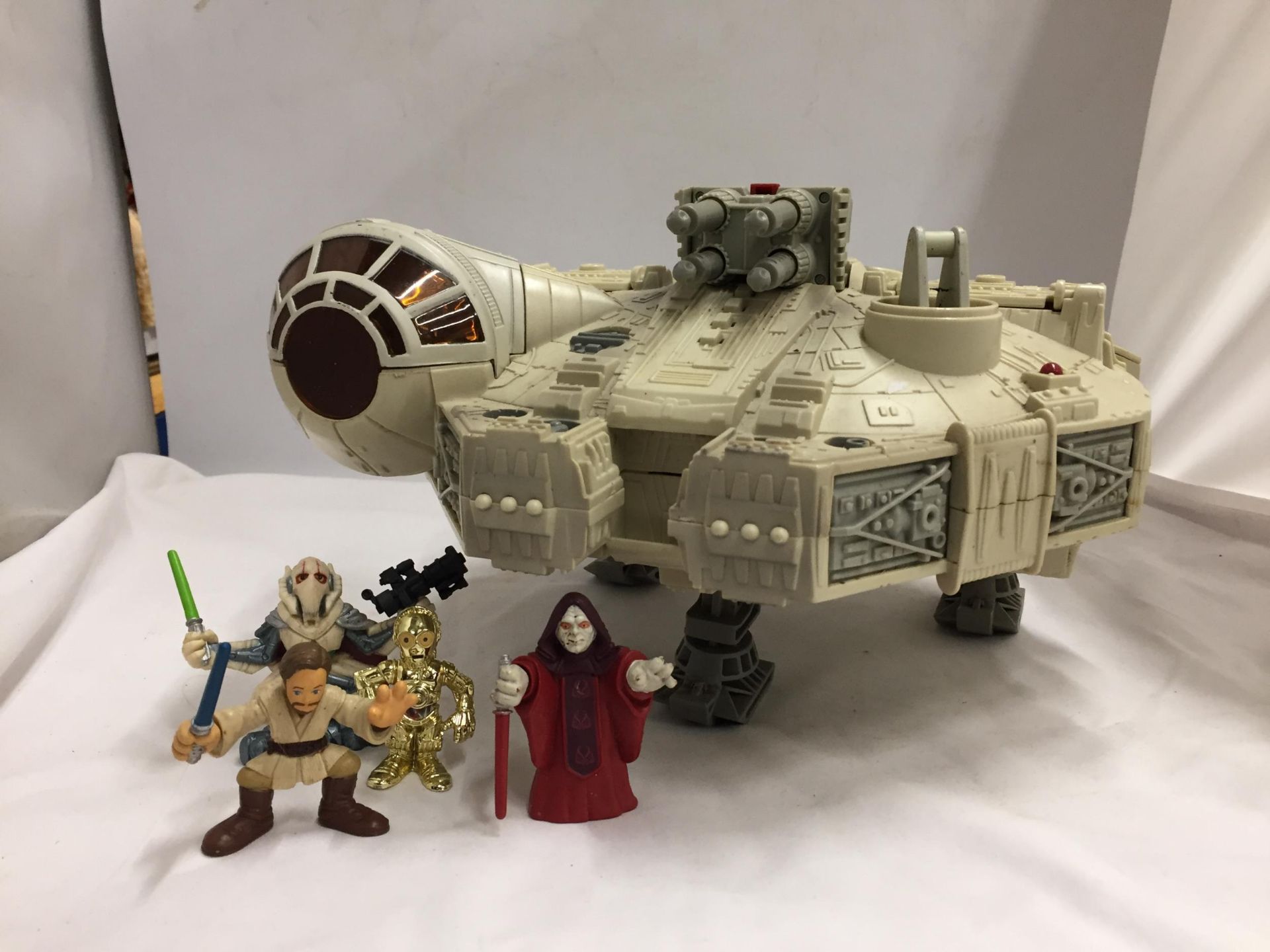 A STAR WARS MILLENIUM FALCON SPACE SHIP WITH FOUR FIGURES