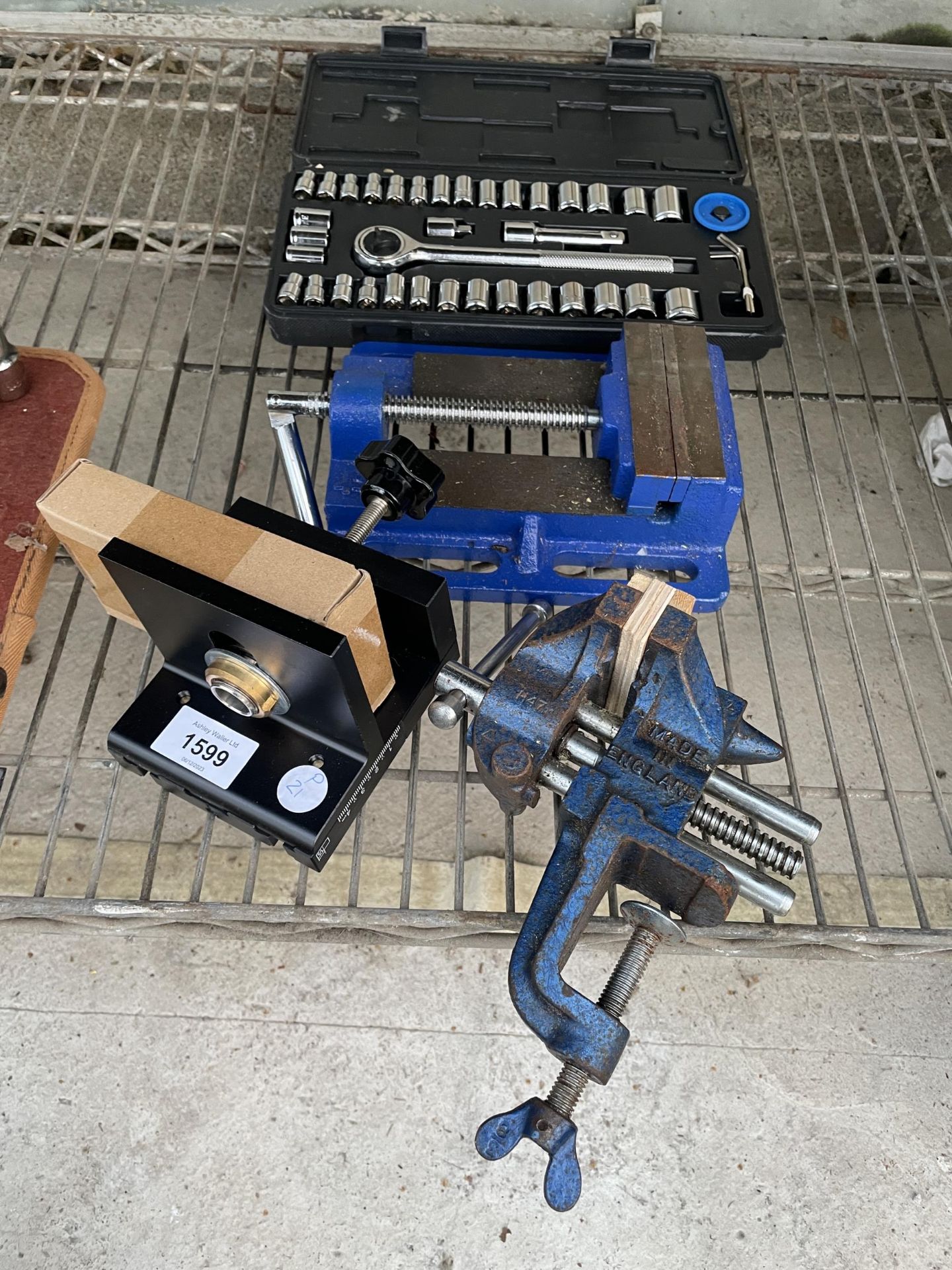 AN ASSORTMENT OF TOOLS TO INCLUDE A SOCKET SET AND THREE VICES