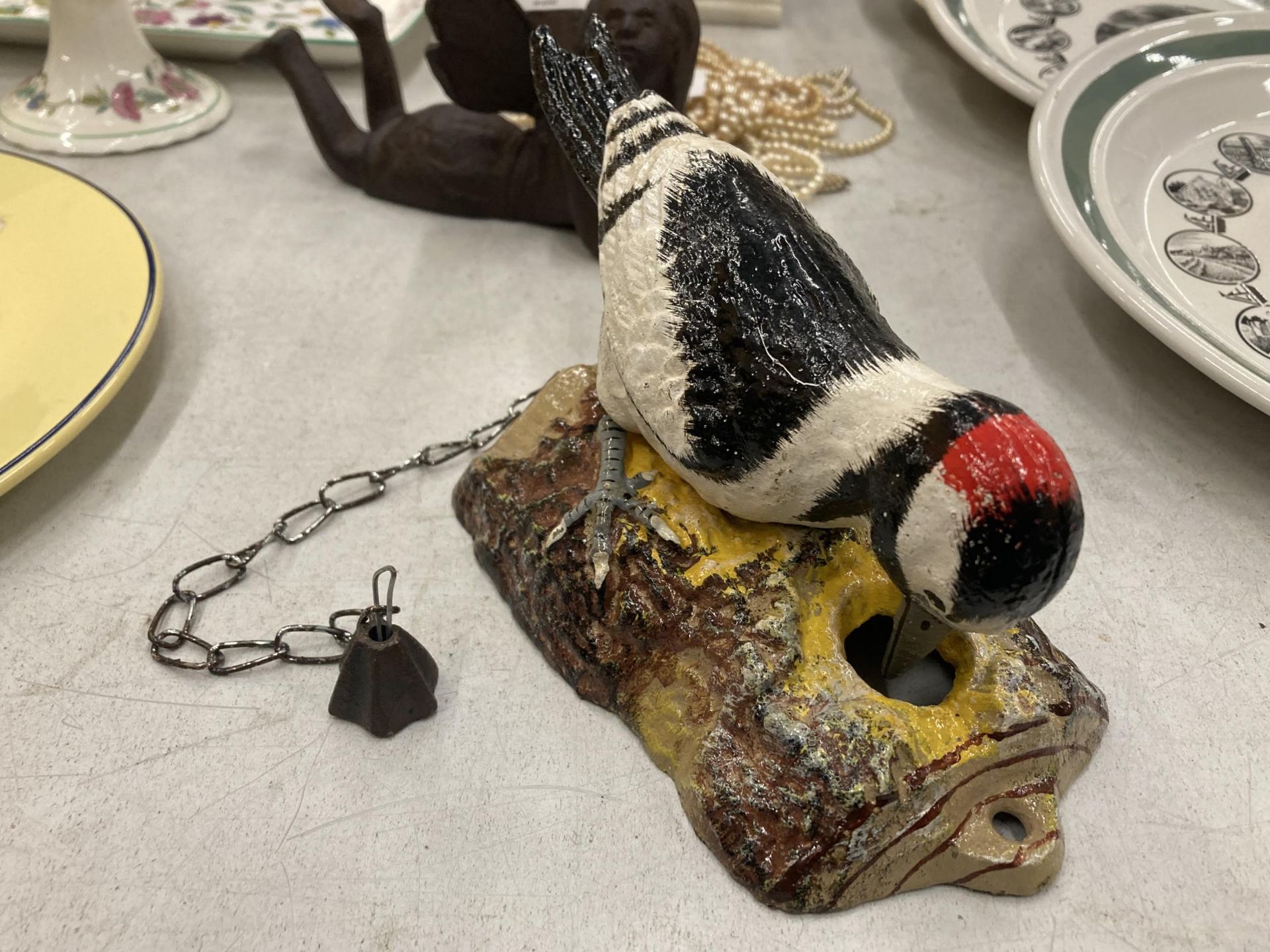 A PAINTED CAST METAL WOODPECKER DOOR BELL - Image 2 of 3