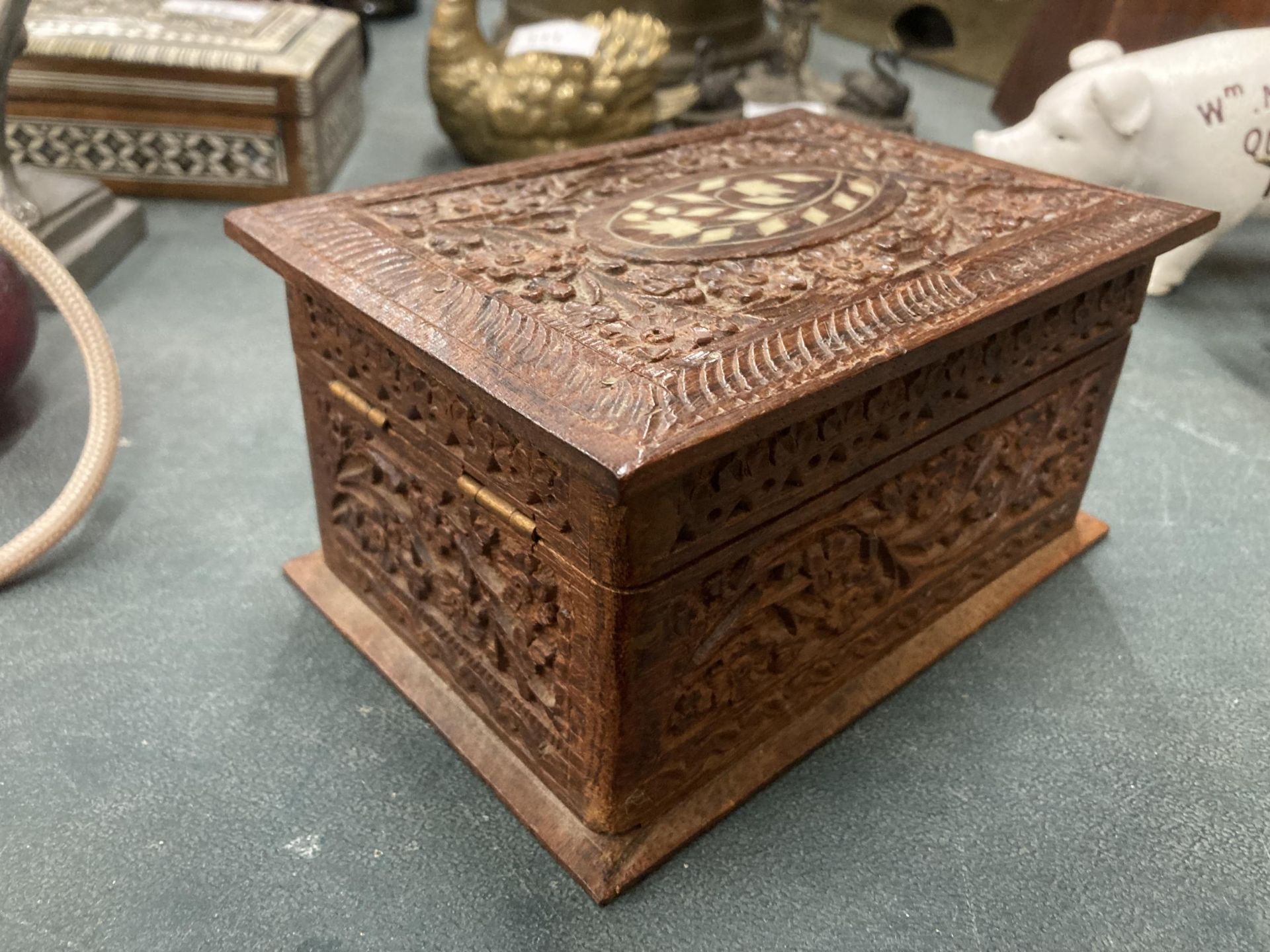 A MIDDLE EASTERN CARVED AND INLAID WOODEN BOX - Image 4 of 4