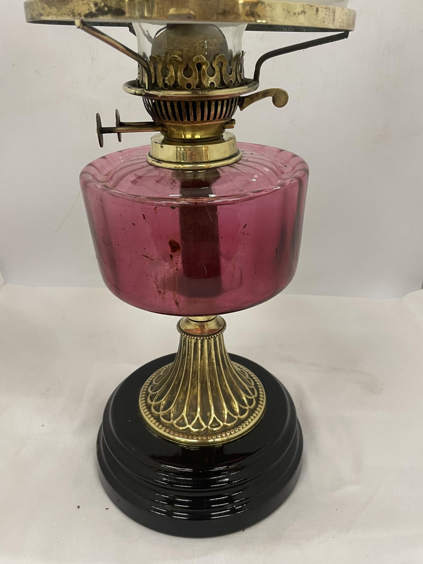 A VINTAGE OIL LAMP WITH WHITE GLASS SHADE, GLASS FUNNEL, CRANBERRY COLOURED GLASS OIL RESERVOIR - Image 3 of 3