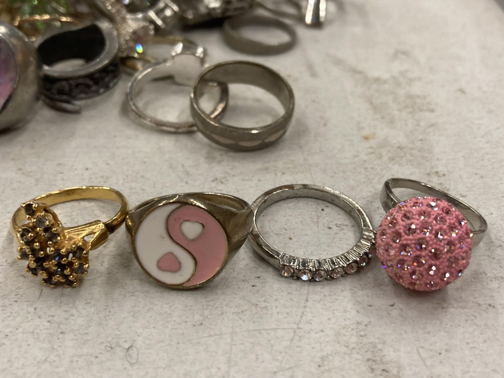 A COLLECTION OF COSTUME JEWELLERY RINGS ETC - Bild 3 aus 4
