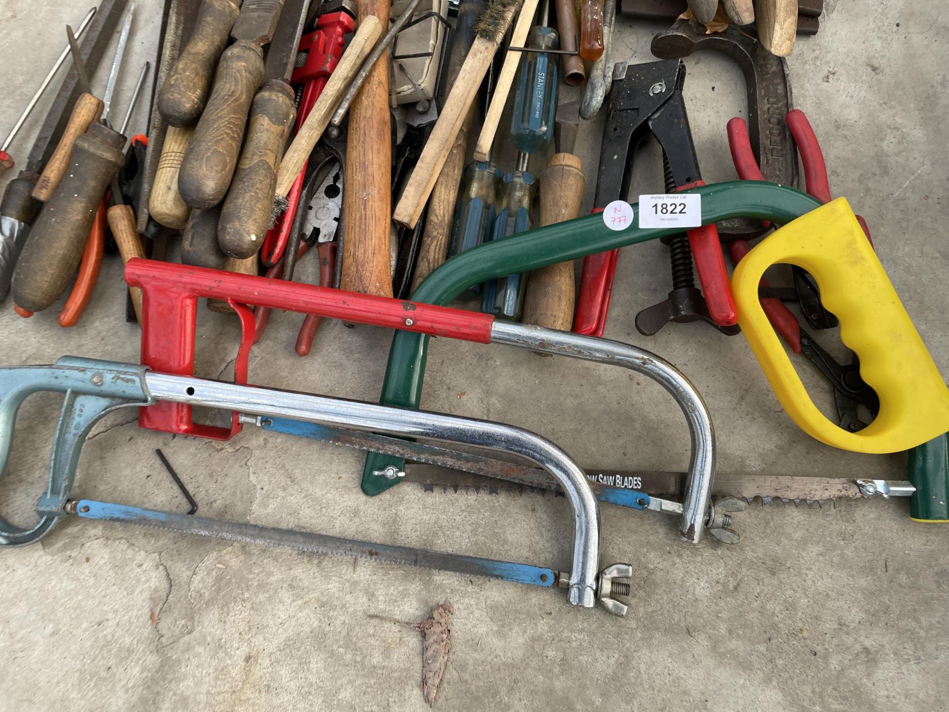 A LARGE QUANTITY OF ASSORTED HAND TOOLS TO INCLUDE FILES, SCREW DRIVERS AND HAMMERS ETC - Bild 4 aus 5