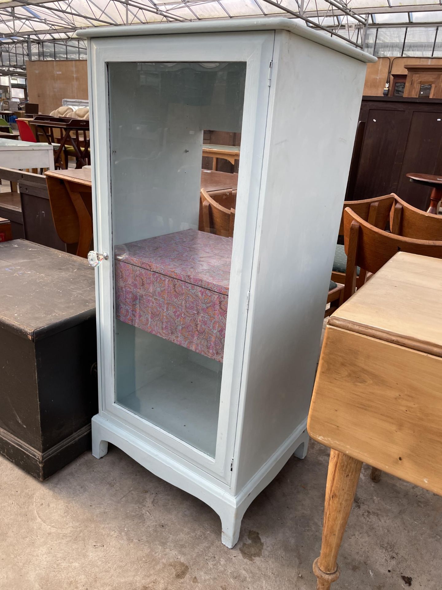 A PALE BLUE PAINTED GLASS FRONTED CABINET - Bild 2 aus 3
