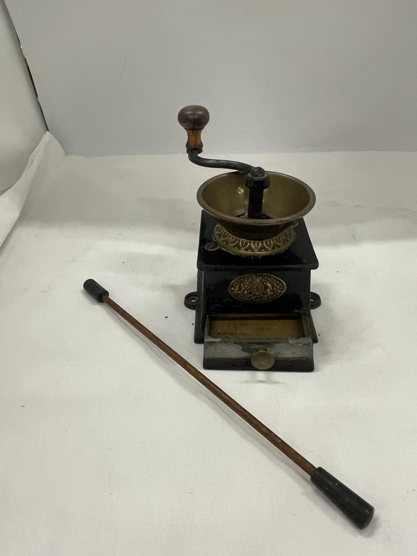 AN A.KENDRICK & SONS PATENT COFFEE MILL WITH A BRASS BOWL STYLE TOP AND A TURNING HANDLE. THERE IS A