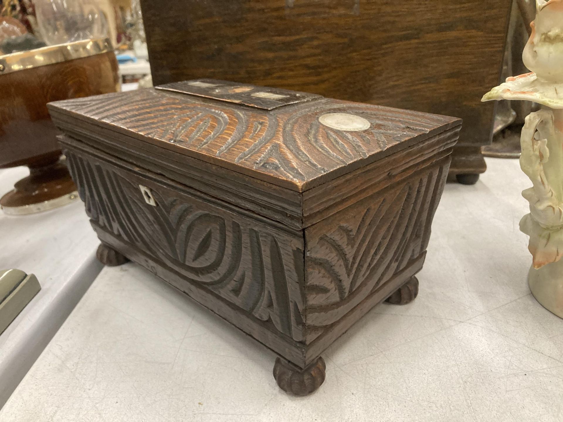 A GEORGIAN CARVED WOODEN TEA CADDY BOX - Image 3 of 4