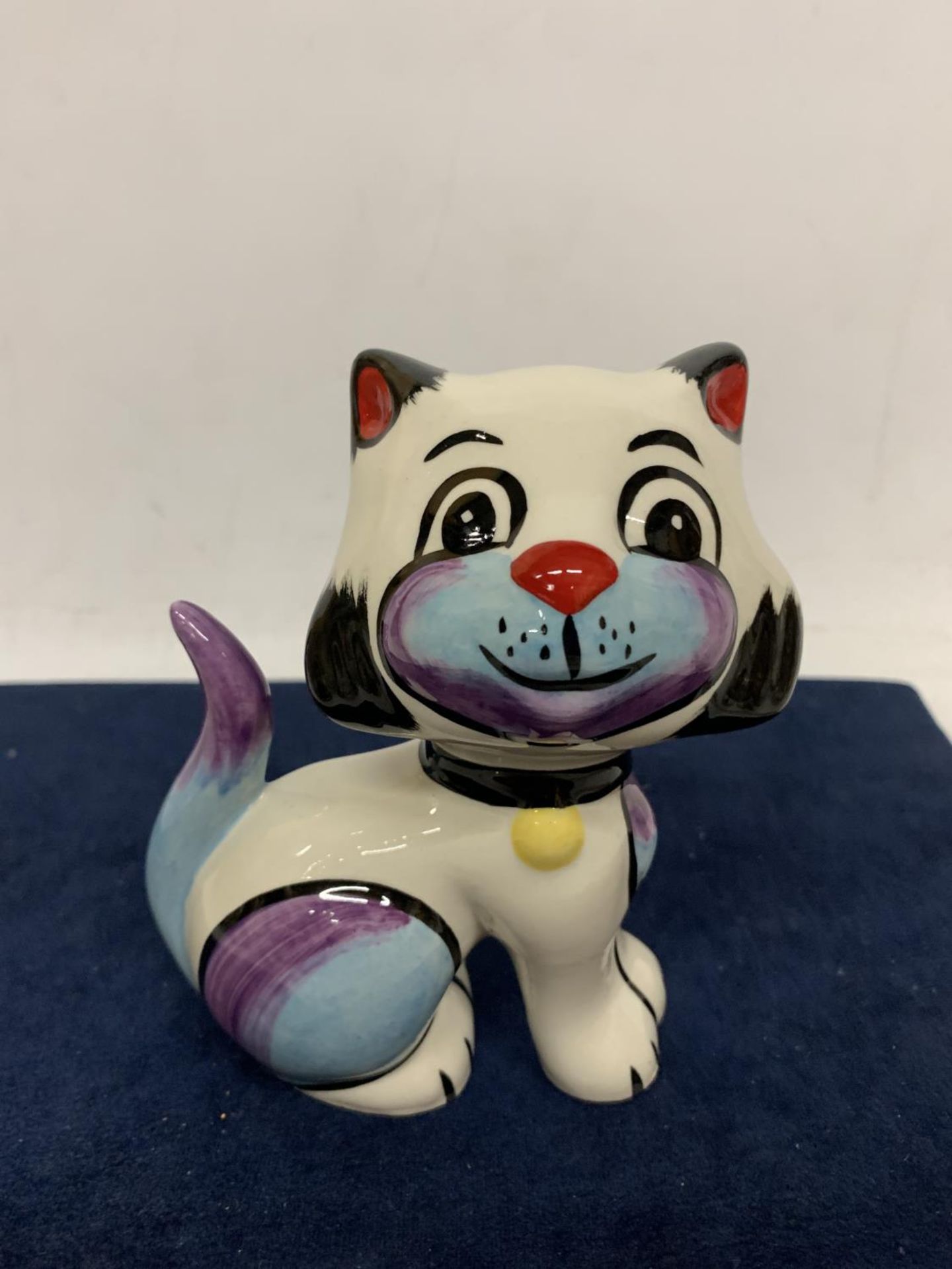 A LORNA BAILEY HAND PAINTED AND SIGNED QUEENIE CAT