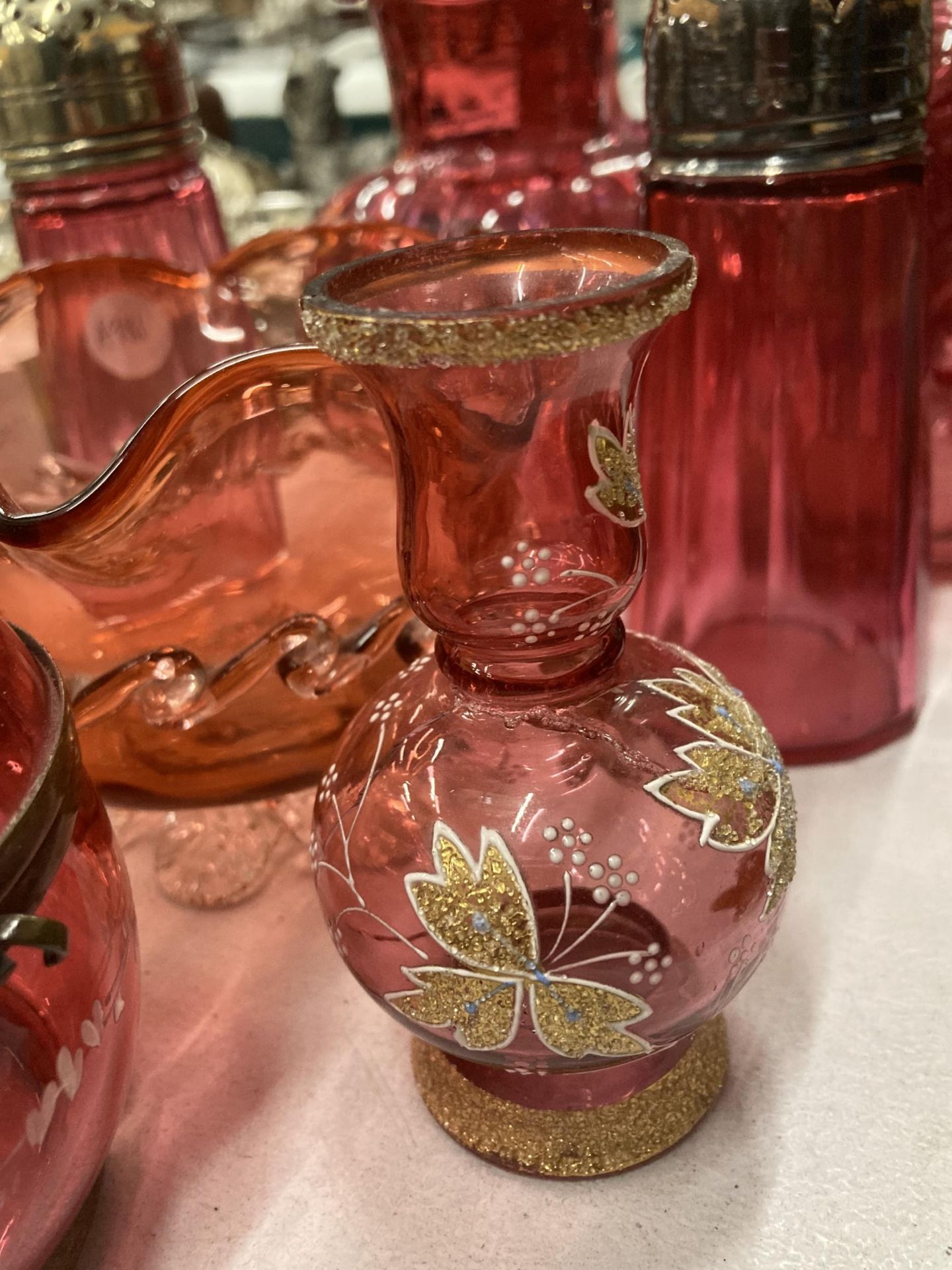 A MIXED GROUP OF VINTAGE CRANBERRY GLASSWARE TO INCLUDE JUGS, VASES ETC - Image 2 of 5