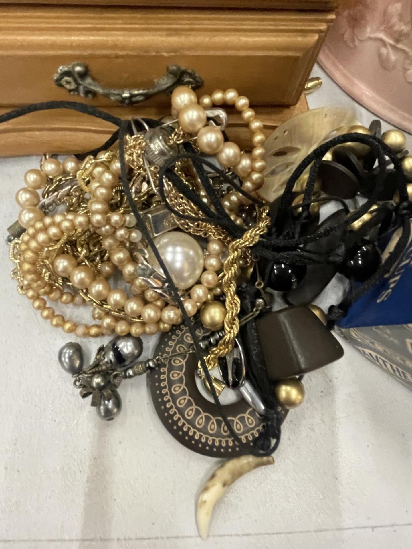 A LARGE COLLECTION OF COSTUME JEWELLERY AND BOXES - Image 2 of 4