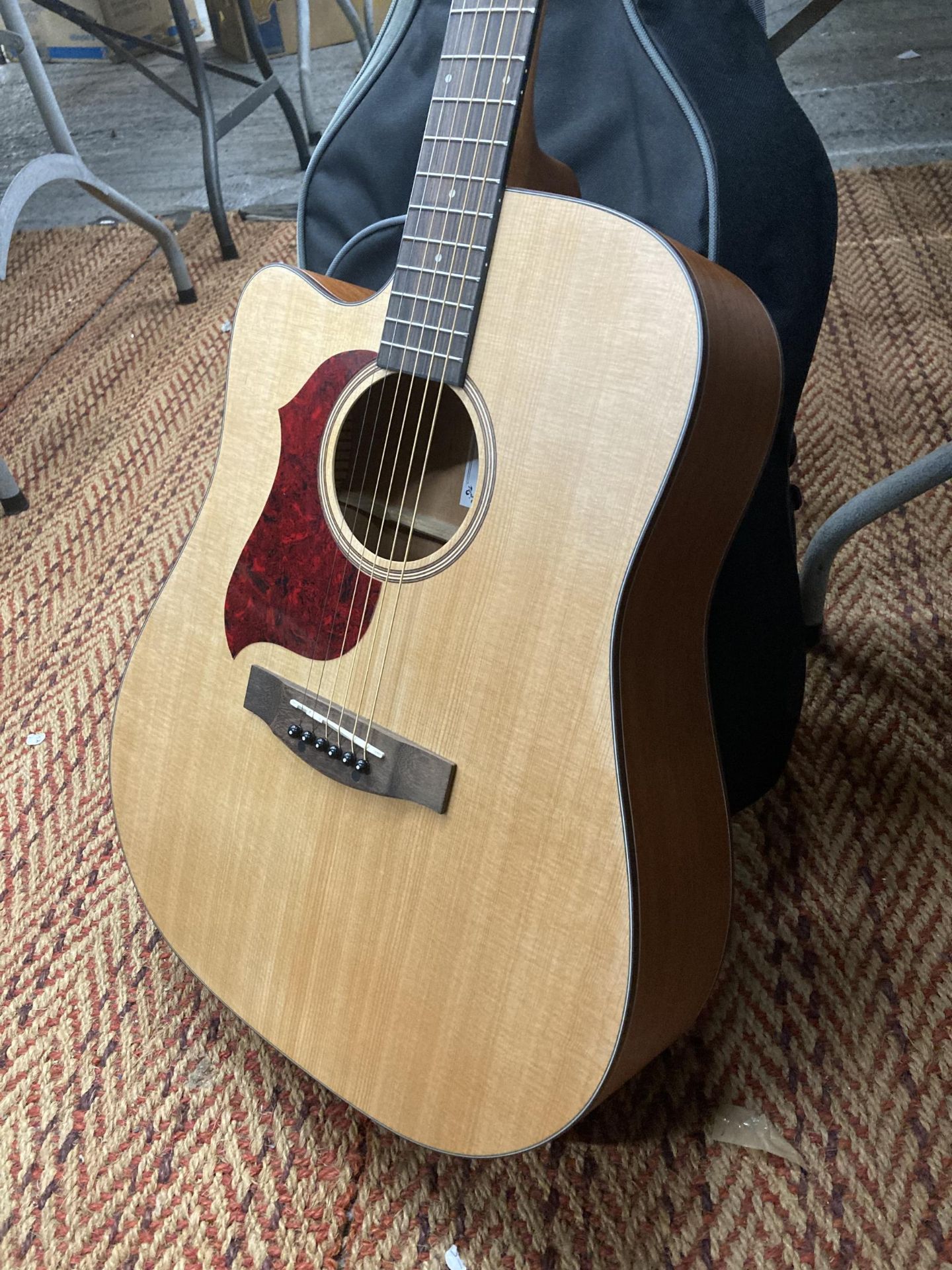 A NEW WITH CASE DONNER ACOUSTIC GUITAR - Image 4 of 5