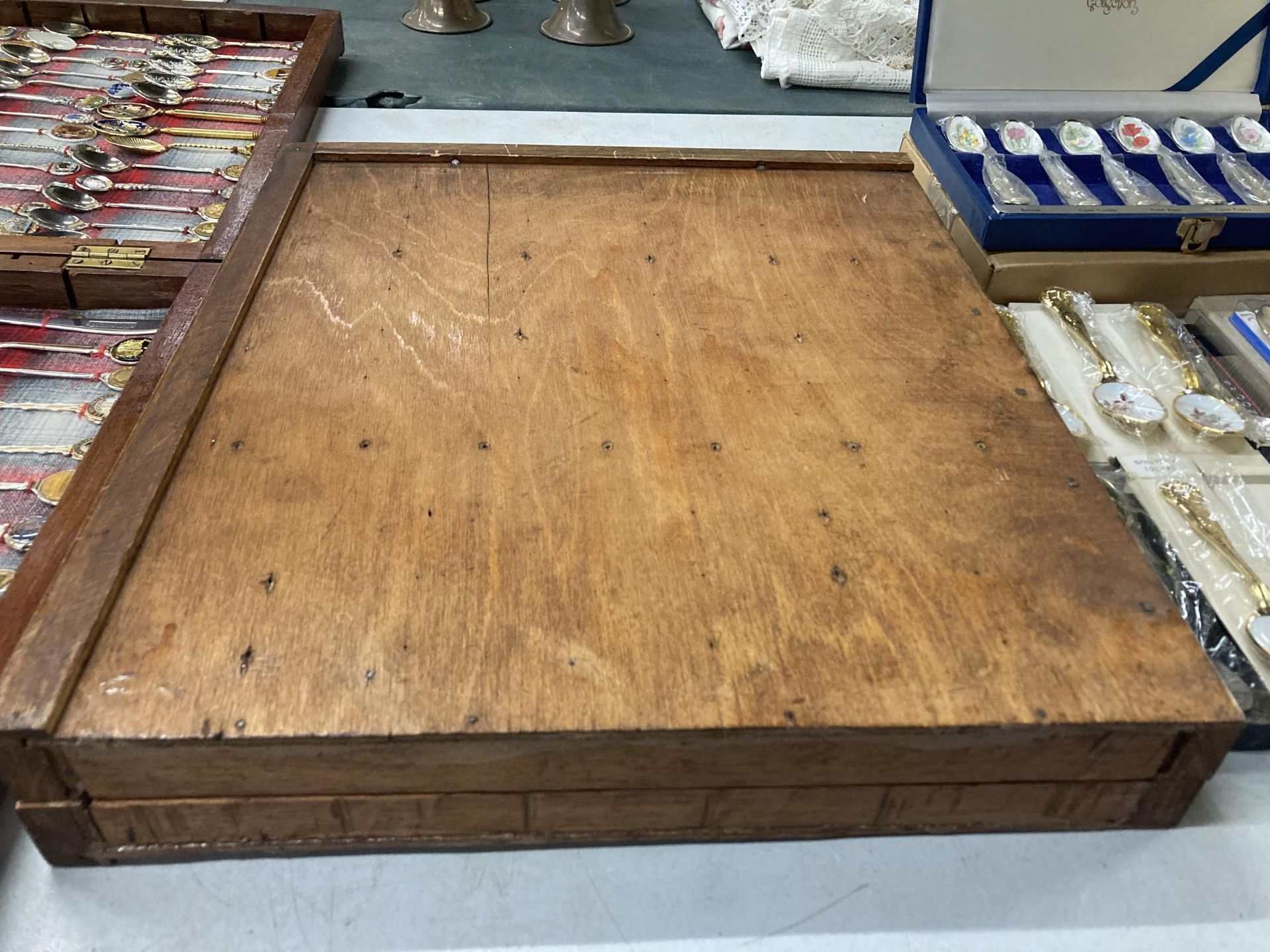 A WOODEN DISPLAY BOX CONTAINING ASSORTED COLLECTABLE SILVER PLATED TEASPOONS - Image 5 of 5