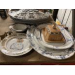 A MIXED LOT OF CERAMICS TO INCLUDE AYNSLEY PLATE, MINTONS BLUE AND WHITE SERVING PLATTER ETC