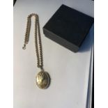 A 9 CARAT GOLD ROPE CHAIN WITH DECORATIVE LOCKET GROSS WEIGHT 13.6 GRAMS IN A PRESENTATION BOX