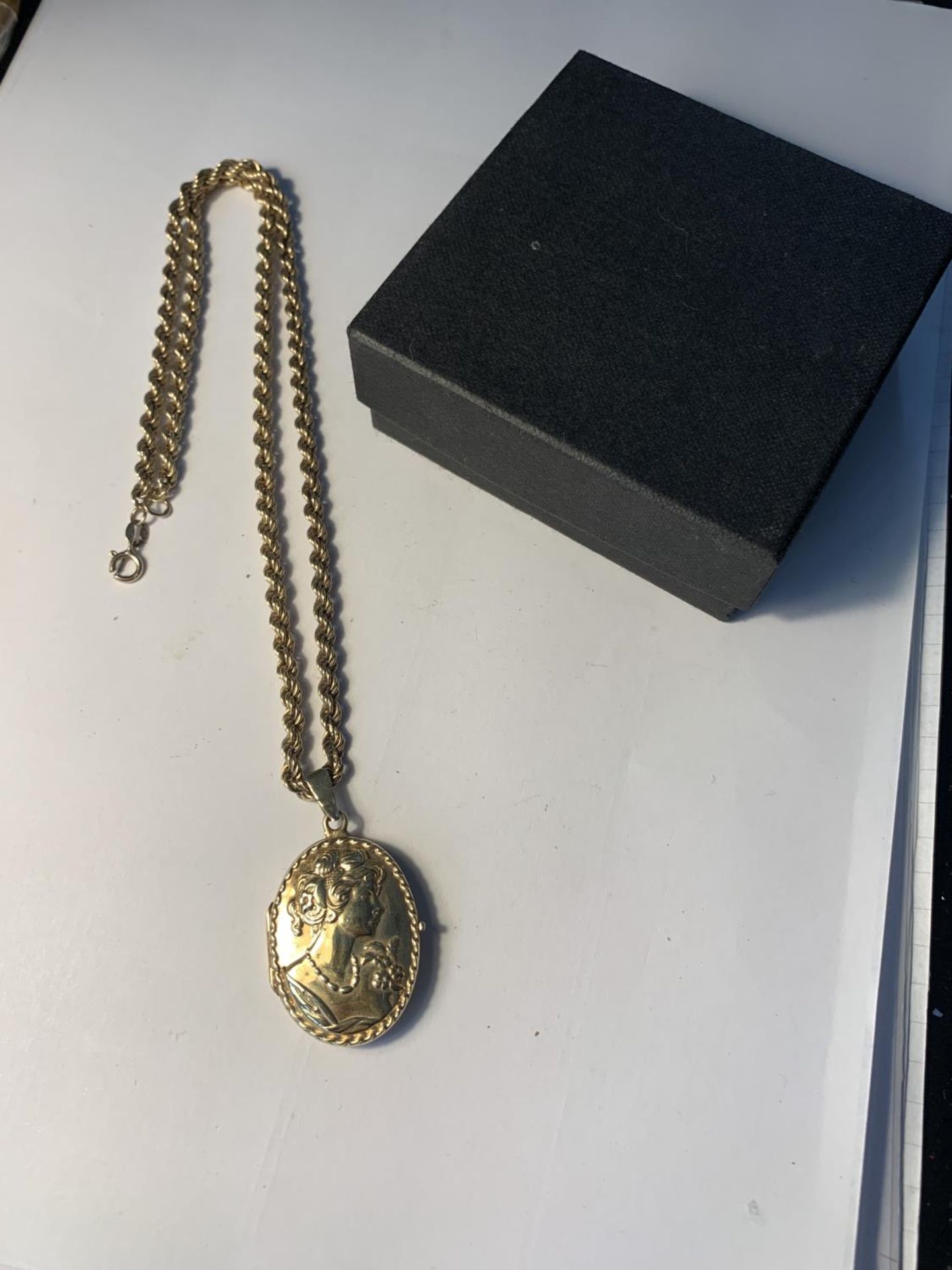 A 9 CARAT GOLD ROPE CHAIN WITH DECORATIVE LOCKET GROSS WEIGHT 13.6 GRAMS IN A PRESENTATION BOX