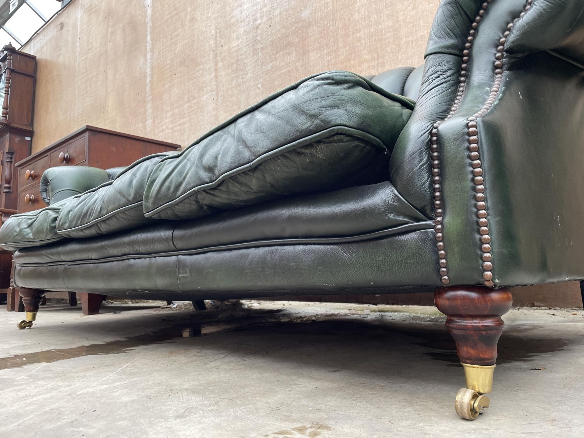 A GREEN LEATHER 'WINCHESTER FURNITURE' CHESTERFIELD THREE SEATER SETTEE - Image 4 of 4