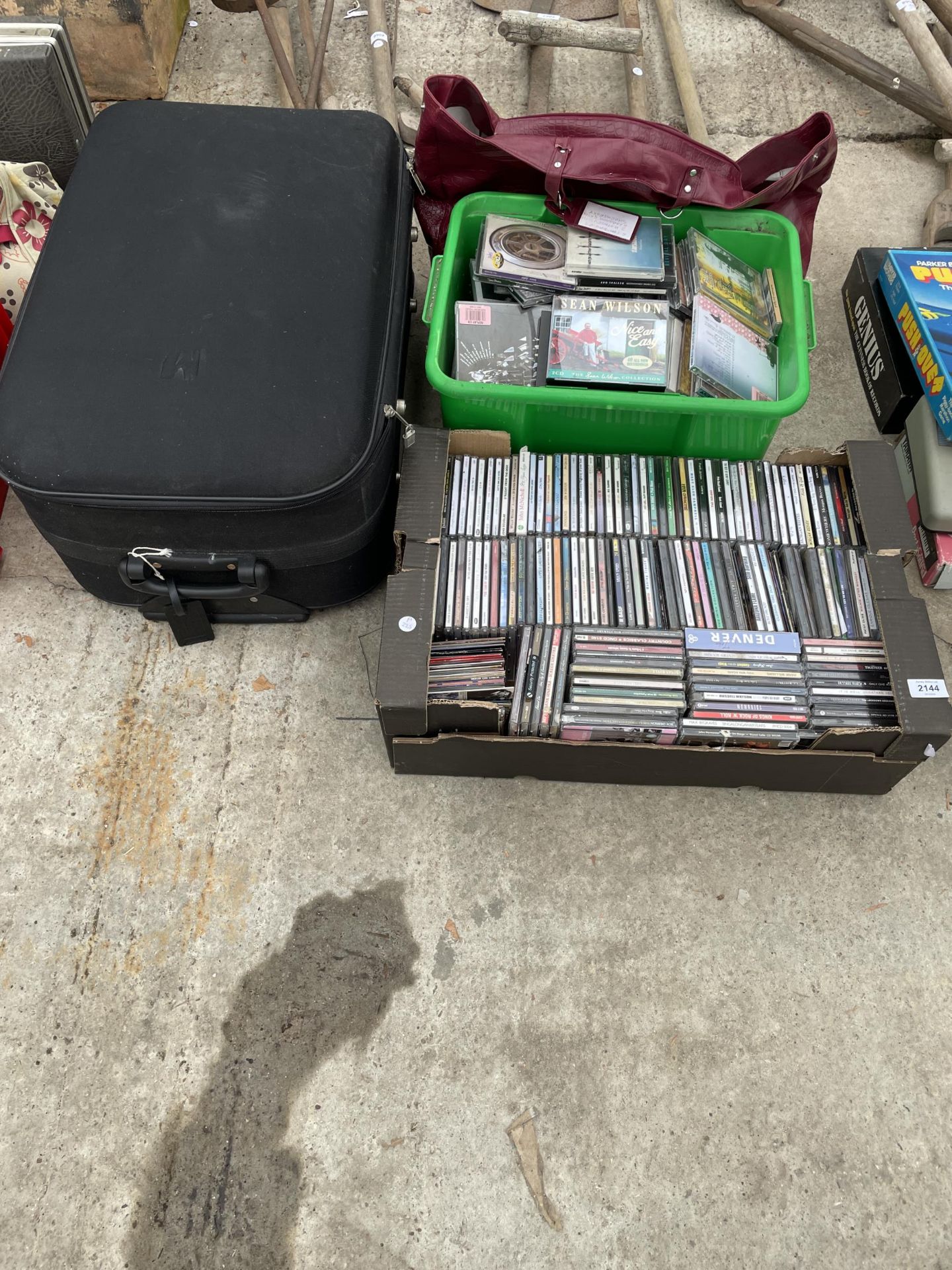 AN EXTREMELY LARGE COLLECTION OF CDS