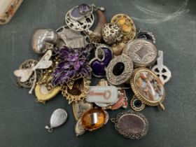 A GROUP OF COSTUME JEWELLERY LOCKETS AND PENDANTS