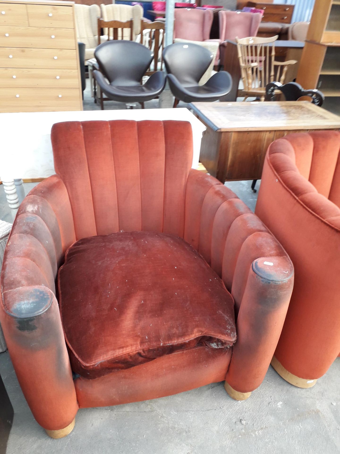 AN ART DECO THREE PIECE LOUNGE SUITE, SPRUNG AND UPHOLSTERED, WITH SWEPT ARMS - Image 4 of 4