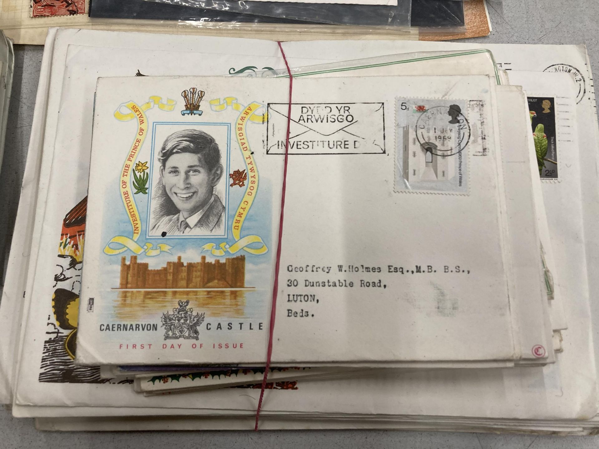 A COLLECTION OF VINTAGE STAMPS AND FIRST DAY COVERS - Bild 9 aus 9