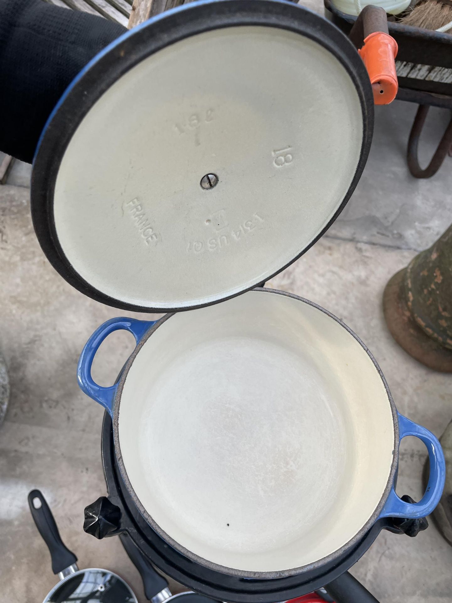 A PAN STAND WITH AN ASSORTYMENT OF PANS TO INCLUDE THREE BLUE LE CREUSET - Image 4 of 4