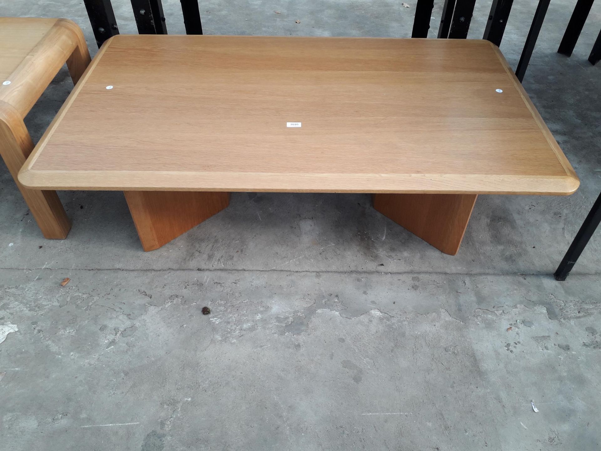 A RETRO OAK COFFEE TABLE, 53 X 31"