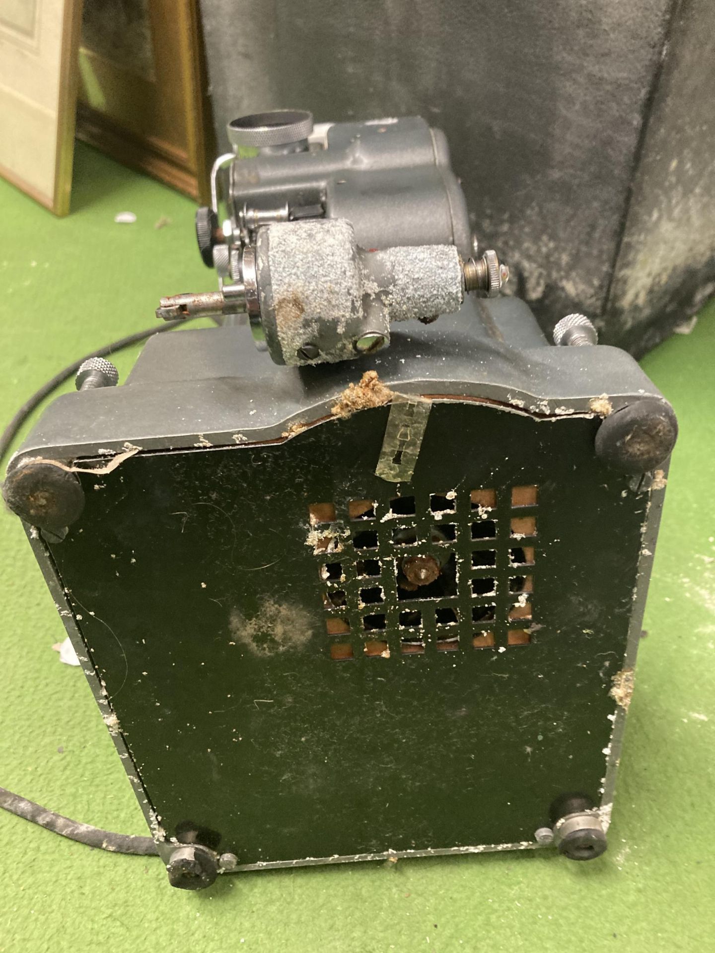 A VINTAGE PROJECTOR IN A WOODEN BOX WITH TOOL KIT - Image 2 of 7