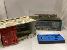 TWO BOXED MODELS OF LEOPOLD GERMAN RAILWAY GUNS AND A QUANTITY OF N-GAUGE RAILWAY CARRIAGES,
