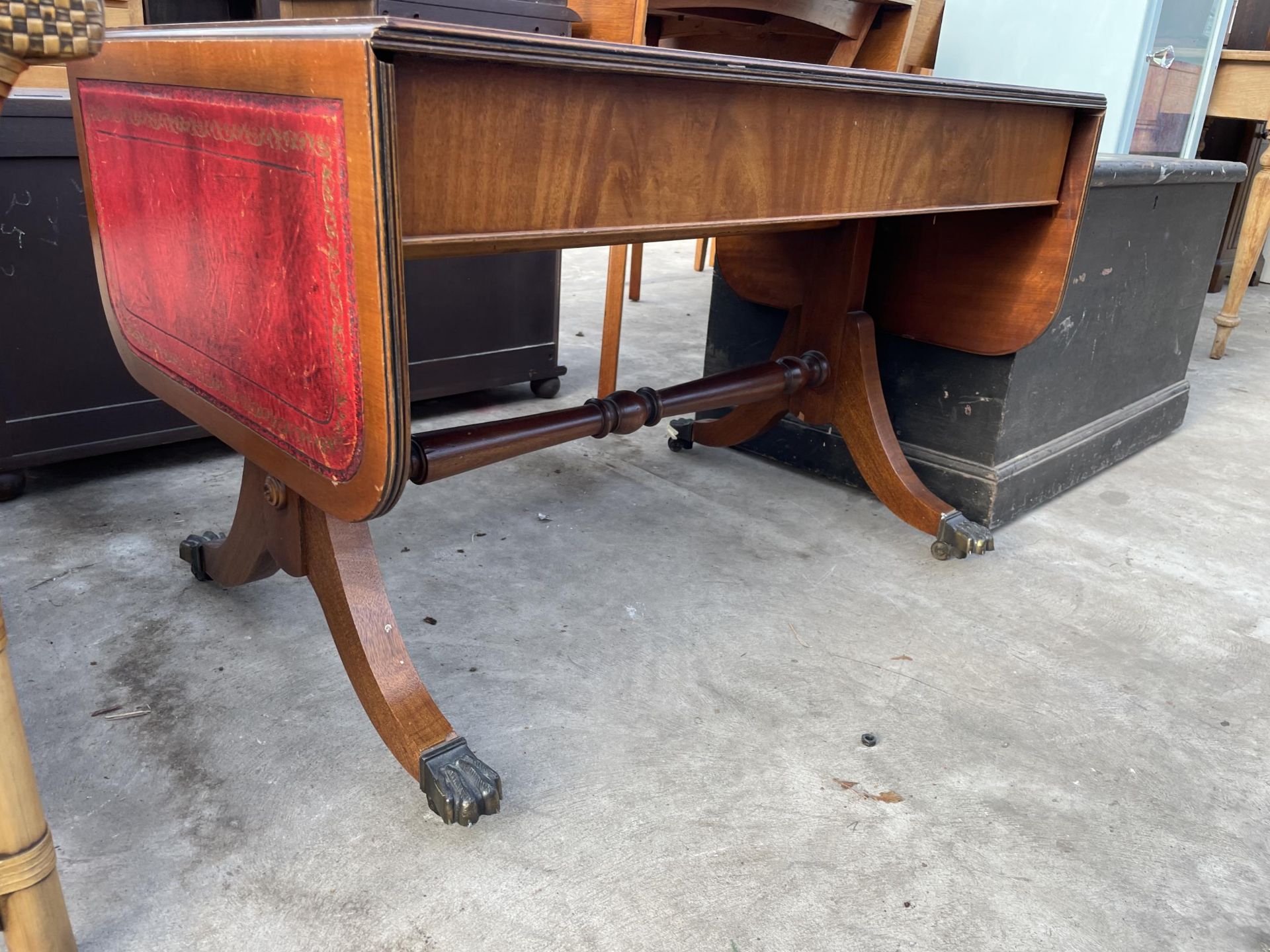 A REPRODUCTION MAHOGANY DROP-LEAF COFFEE TABLE WITH INSET LEATHER TOP - Image 2 of 3