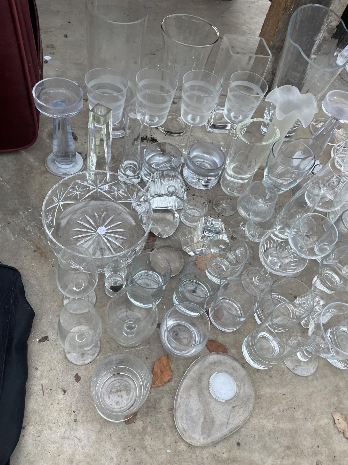 A LARGE ASSORTMENT OF GLASS WARE TO INCLUDE BOWLS, VASES AND DRINKING GLASSES ETC - Image 2 of 3