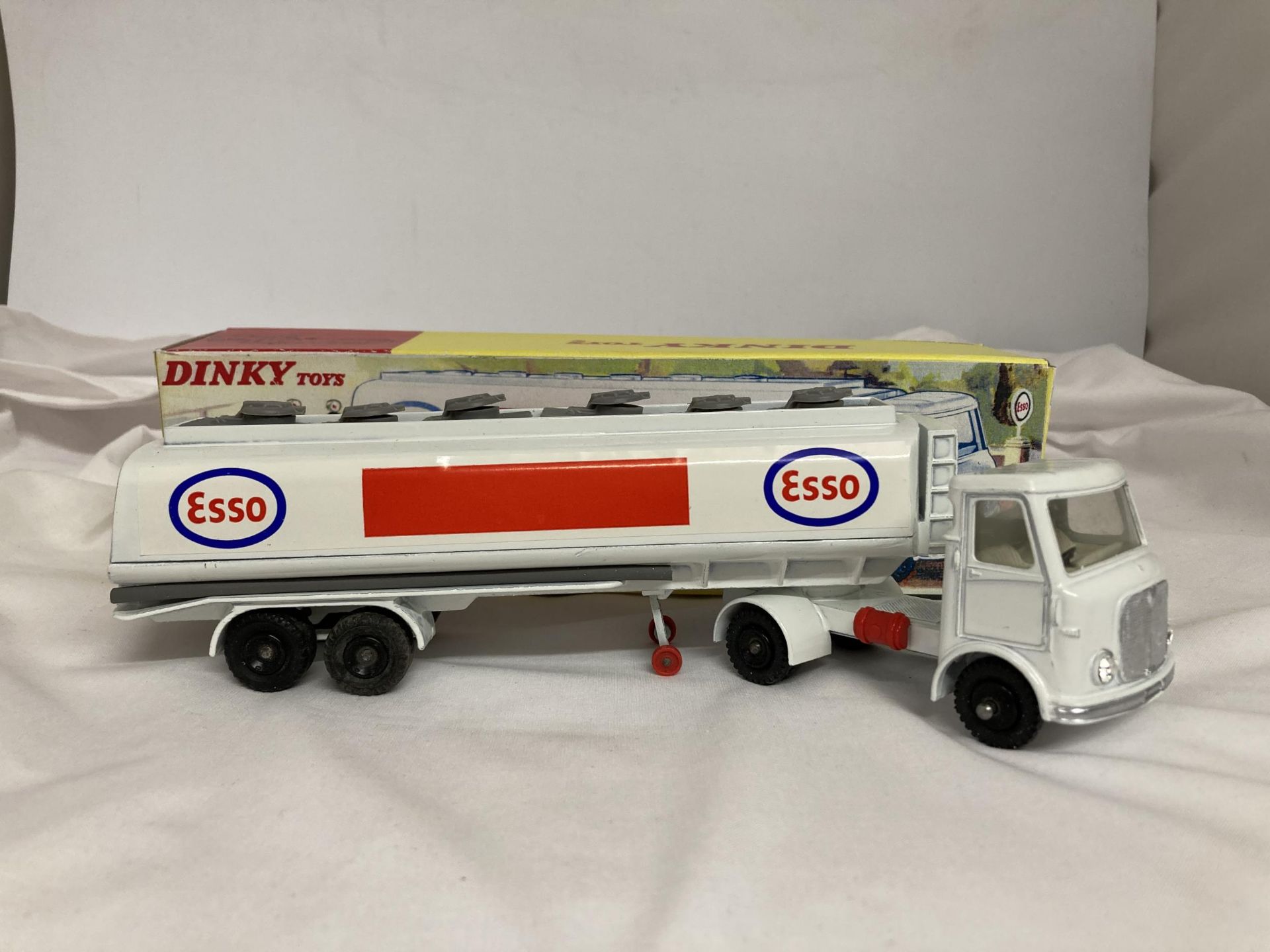 TWO BOXED DINKY MODELS NO. 945 - AN ESSO FUEL TANKER AND NO. 981 - A HORSEBOX - Image 2 of 4