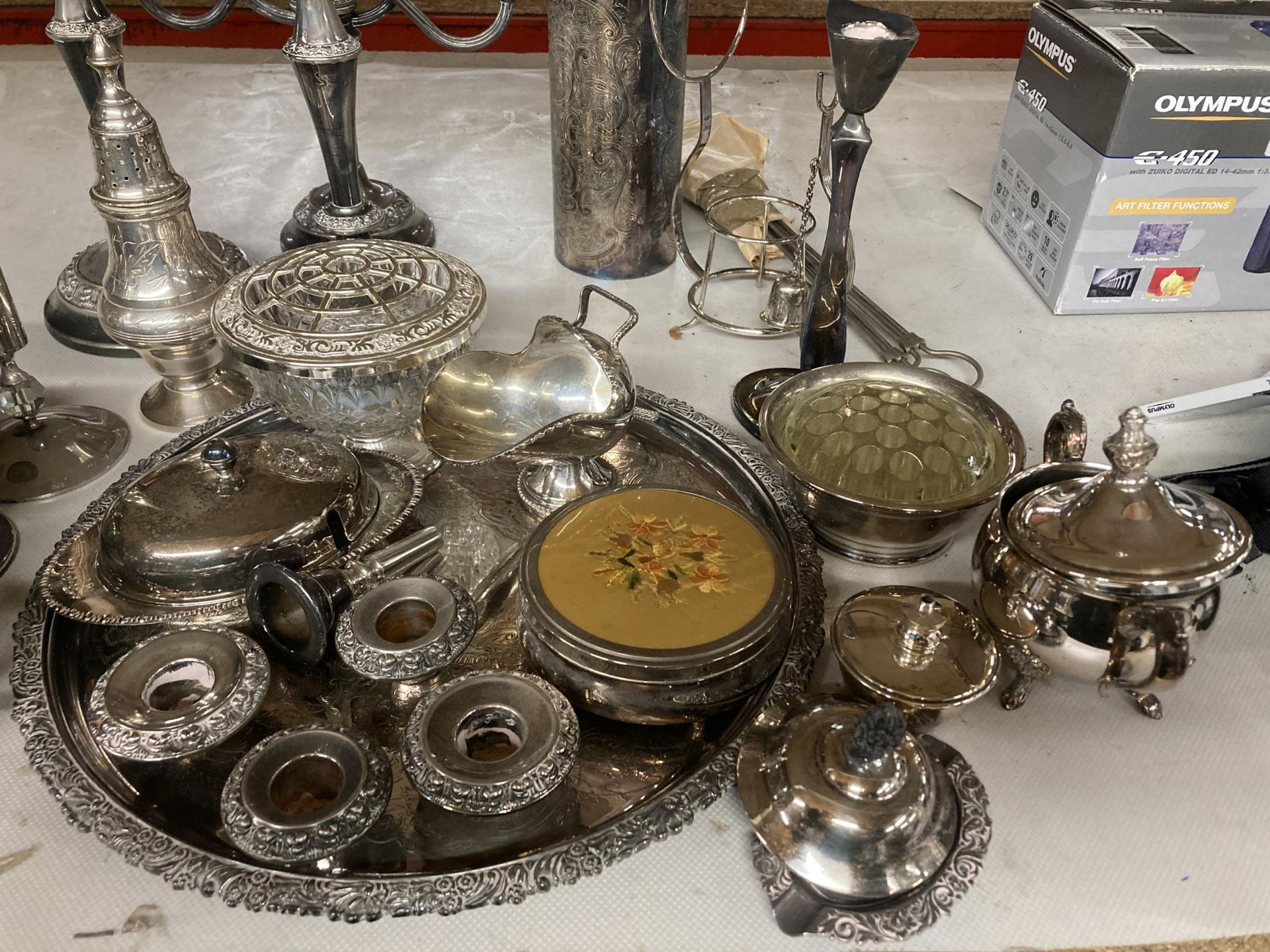 A LARGE QUANTITY OF SILVER PLATED ITEMS TO INCLUDE A CANDLEABRA, CANDLESTICKS, TRAY, ROSE BOWLS, - Image 3 of 4