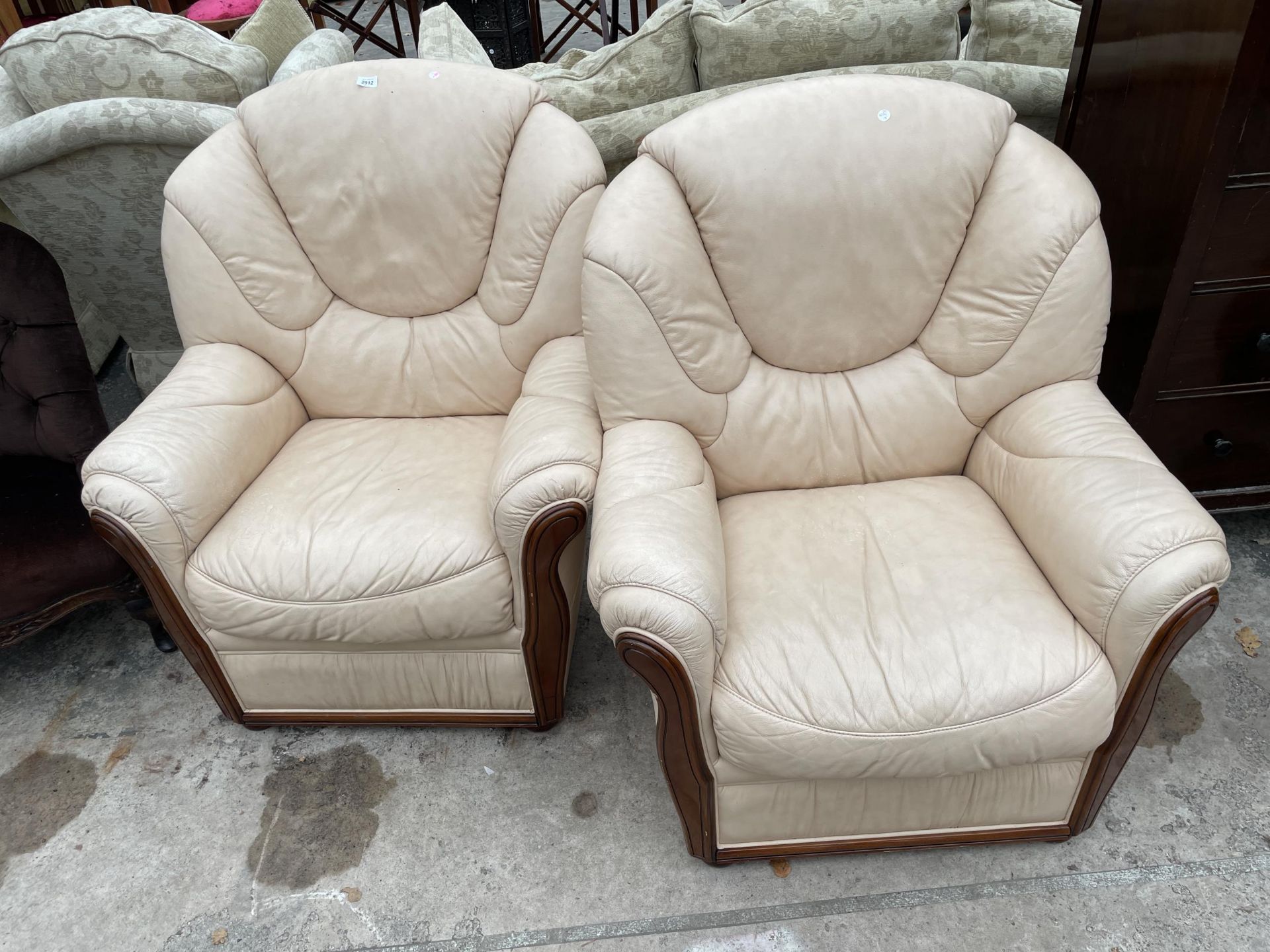 A PAIR OF GIGLI MOBILI TAPPEZZATI CREAM LEATHER EASY CHAIRS