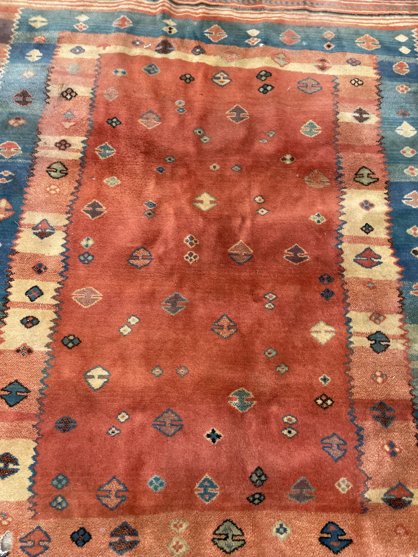 A BLUE AND RED PATTERNED RUG - Image 2 of 4