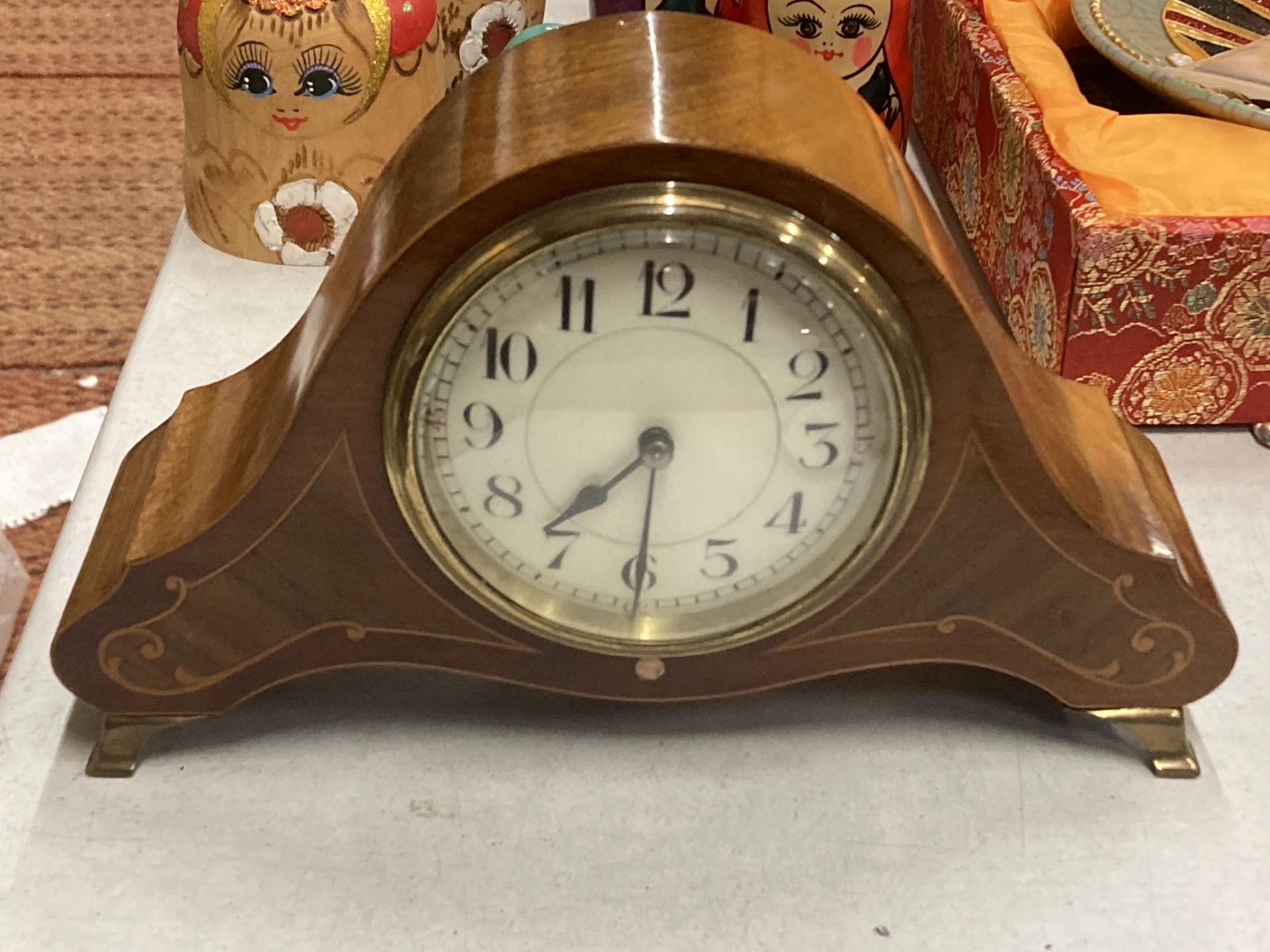 AN EDWARDIAN INLAID MAHOGANY MANTLE CLOCK