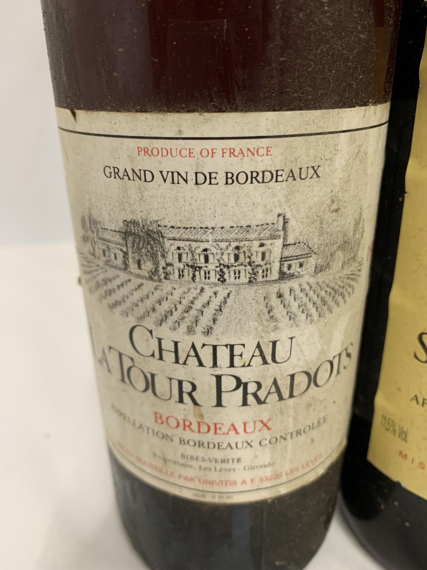 THREE 75CL BOTTLES - CHATEAU LA TOUR PRADOIS BORDEAUX, CHATEAU SMITH HAVT LAFITE 1981 GRAVES AND - Bild 3 aus 5