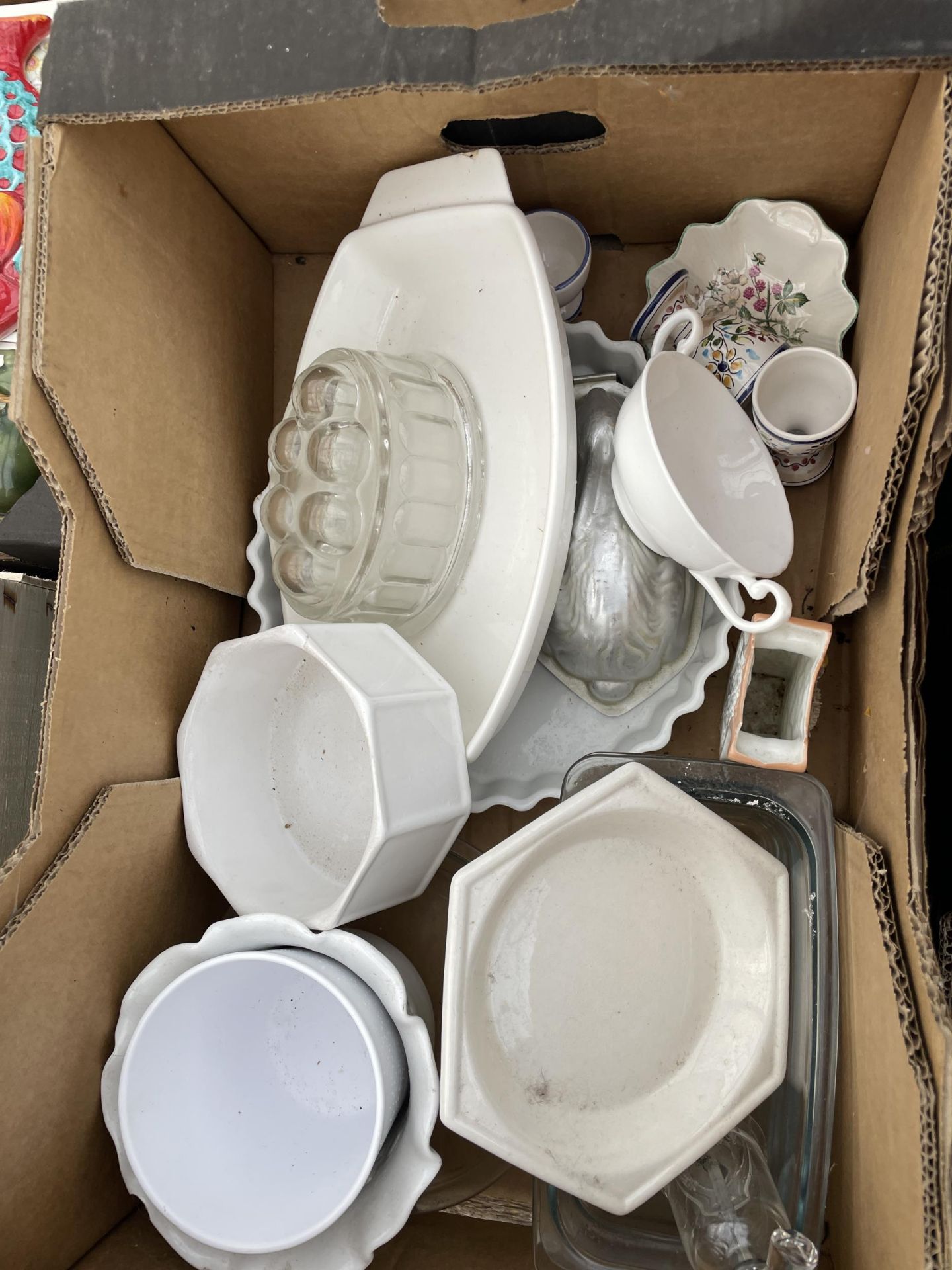 AN ASSORTMENT OF HOUSEHOLD CLEARANCE ITEMS TO INCLUDE CERAMICS AND GLASS WARE ETC - Image 3 of 5