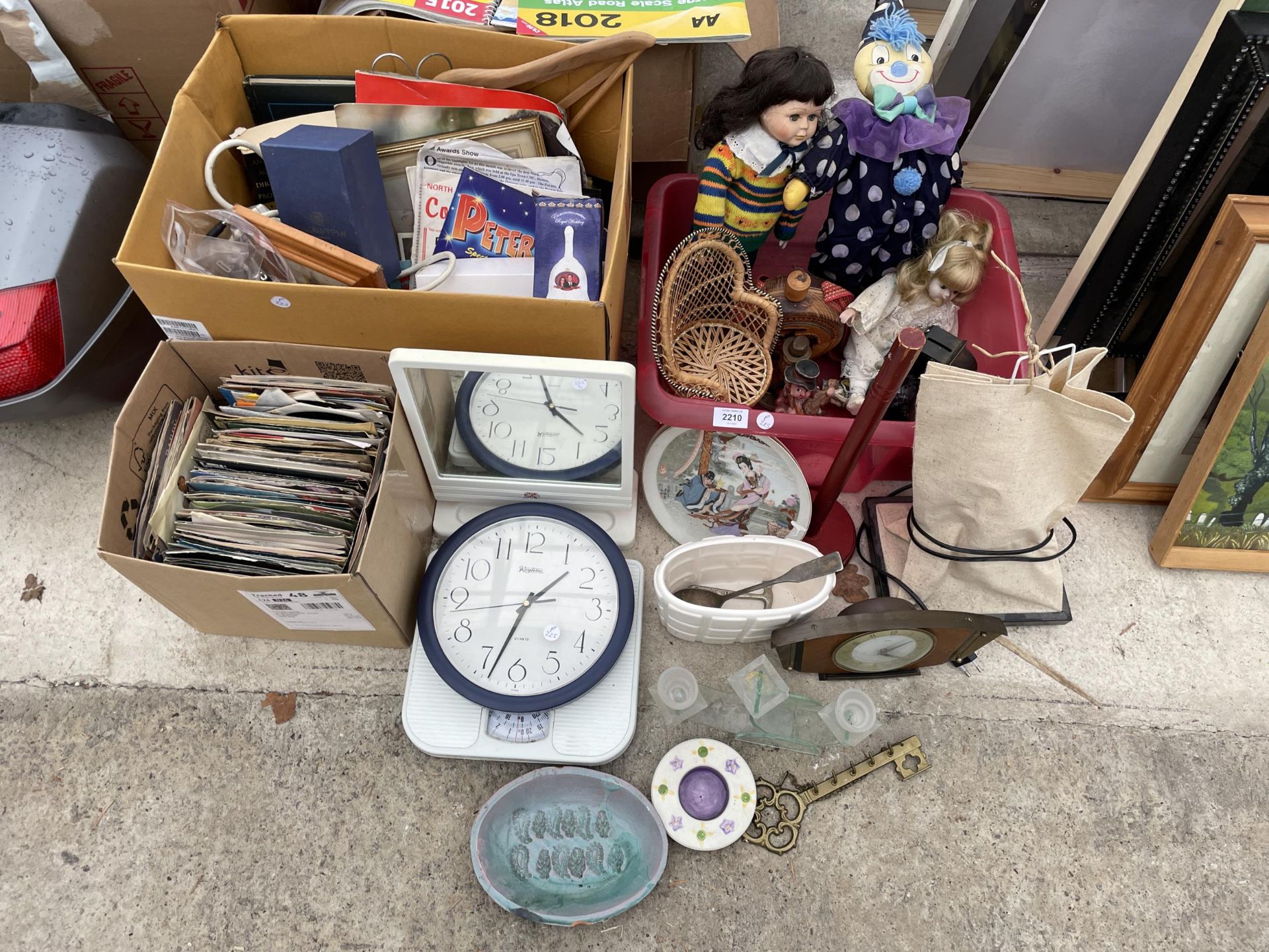 AN ASSORTMENT OF ITEMS TO INCLUDE 7" SINGLES, DOLLS AND CLOCKS ETC