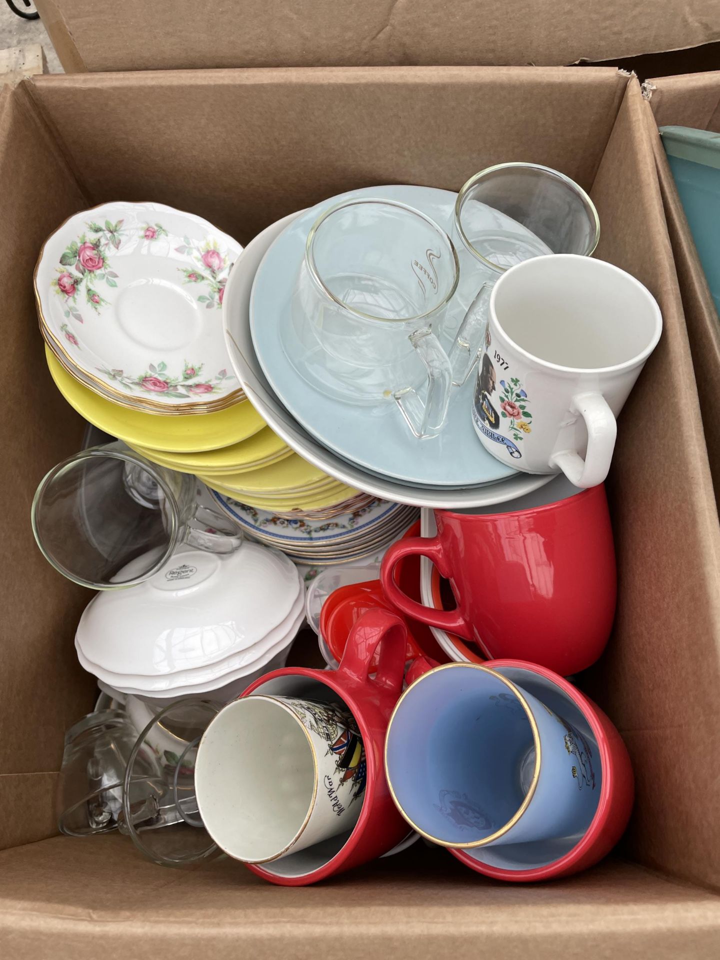 AN ASSORTMENT OF HOUSEHOLD CLEARANCE ITEMS TO INCLUDE CERAMICS AND KITCHEN ITEMS ETC - Image 5 of 6