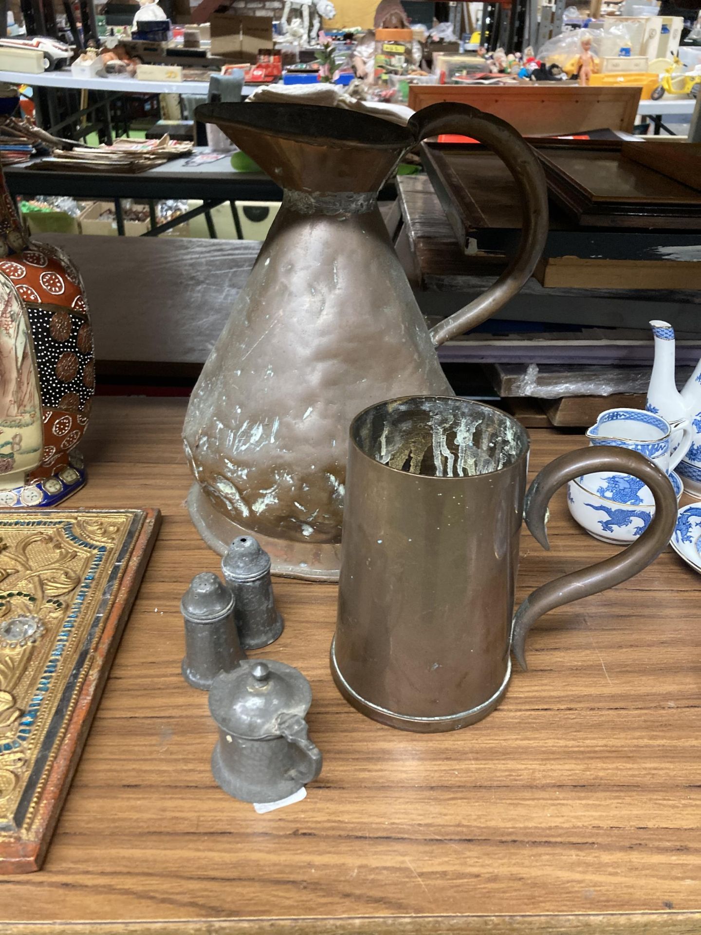 A LARGE VINTAGE COPPER JUG, HEAVY LARGE COPPER TANKARD PLUS A PEWTER CRUET SET AND MUSTARD POT