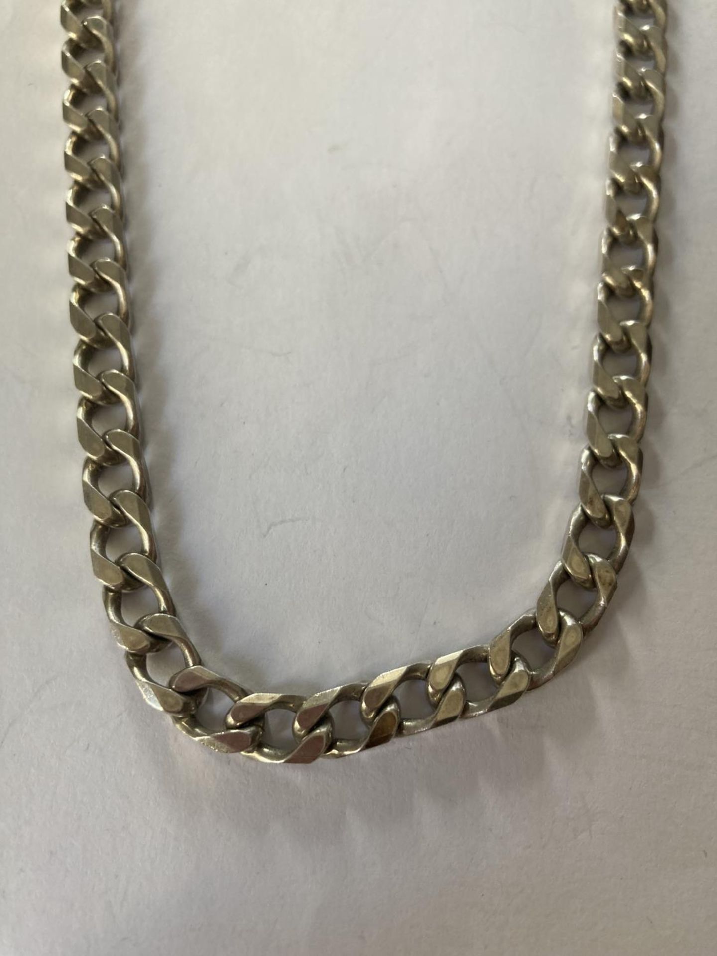 AN 18" SILVER NECK CHAIN - Image 2 of 3