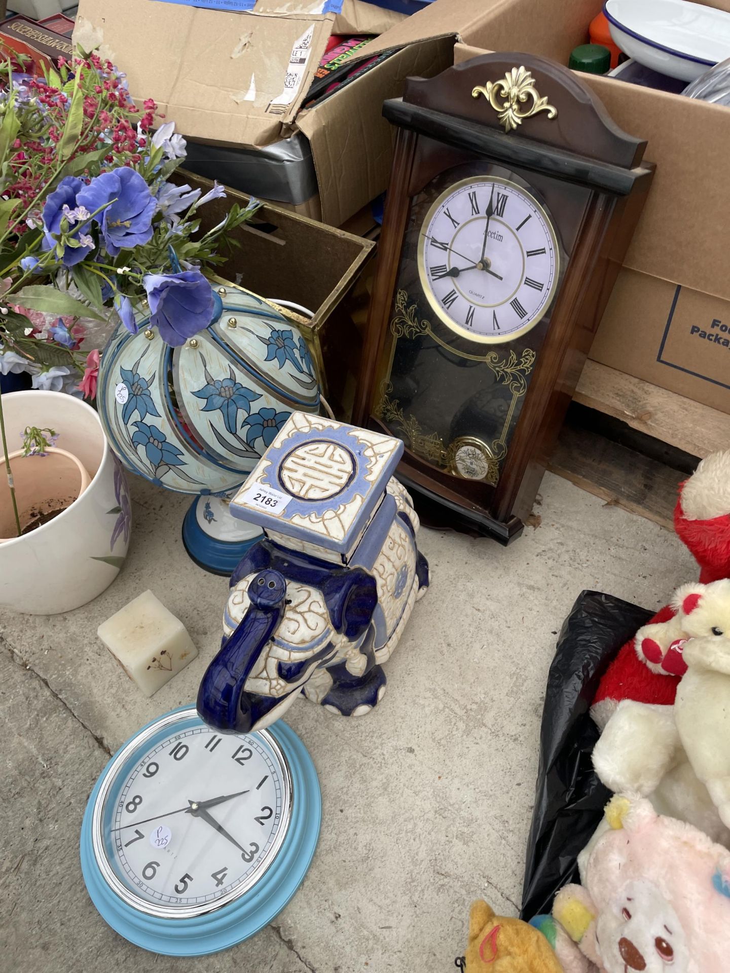 AN ASSORTMENT OF ITEMS TO INCLUDE PLANT POTS, A CERAMIC ELEPHANT AND A CLOCK ETC - Bild 2 aus 2