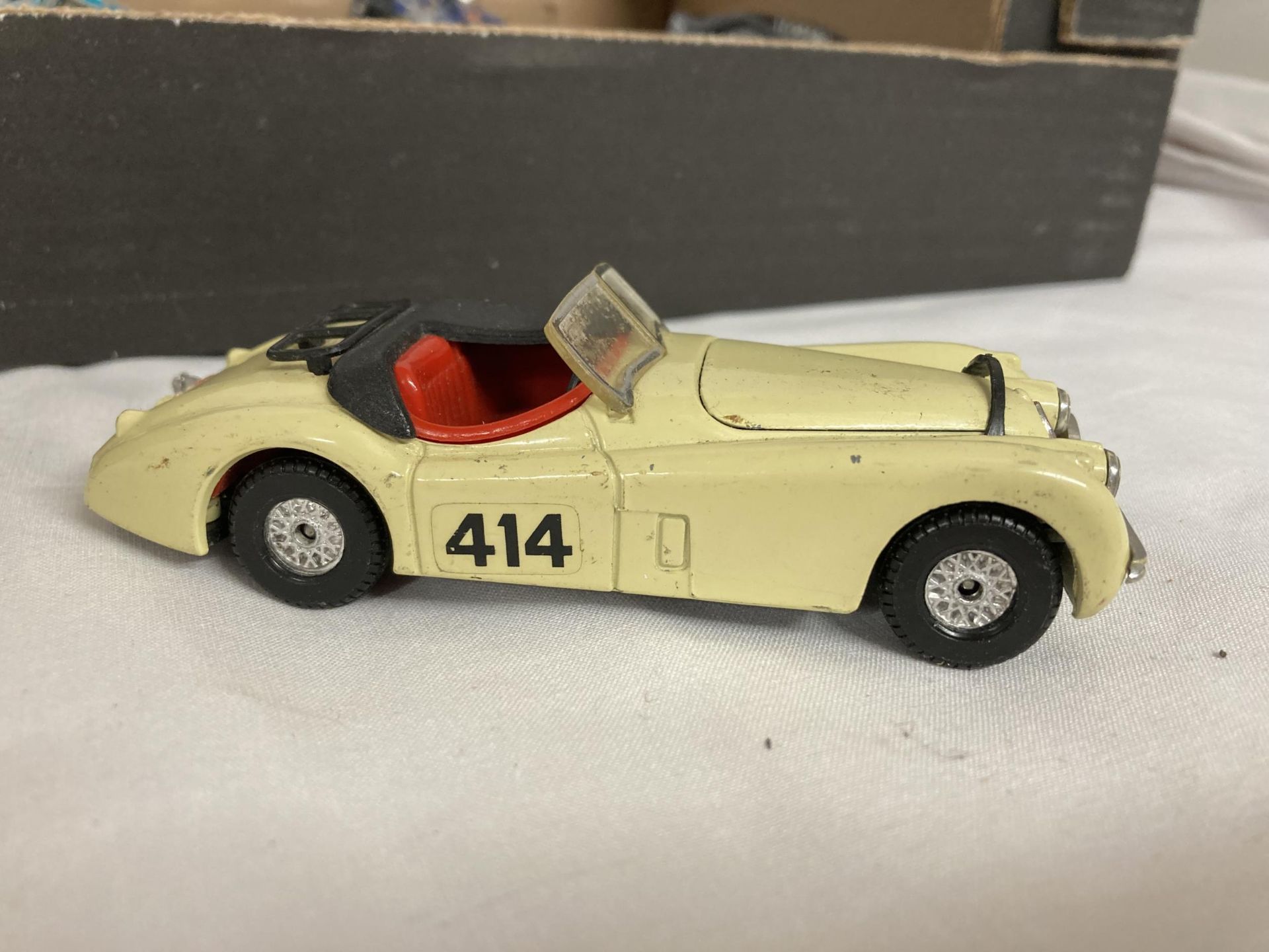 A BOX OF 22 SPORT'S CARS TO INCLUDE CORGI AND MATCHBOX - Image 2 of 5